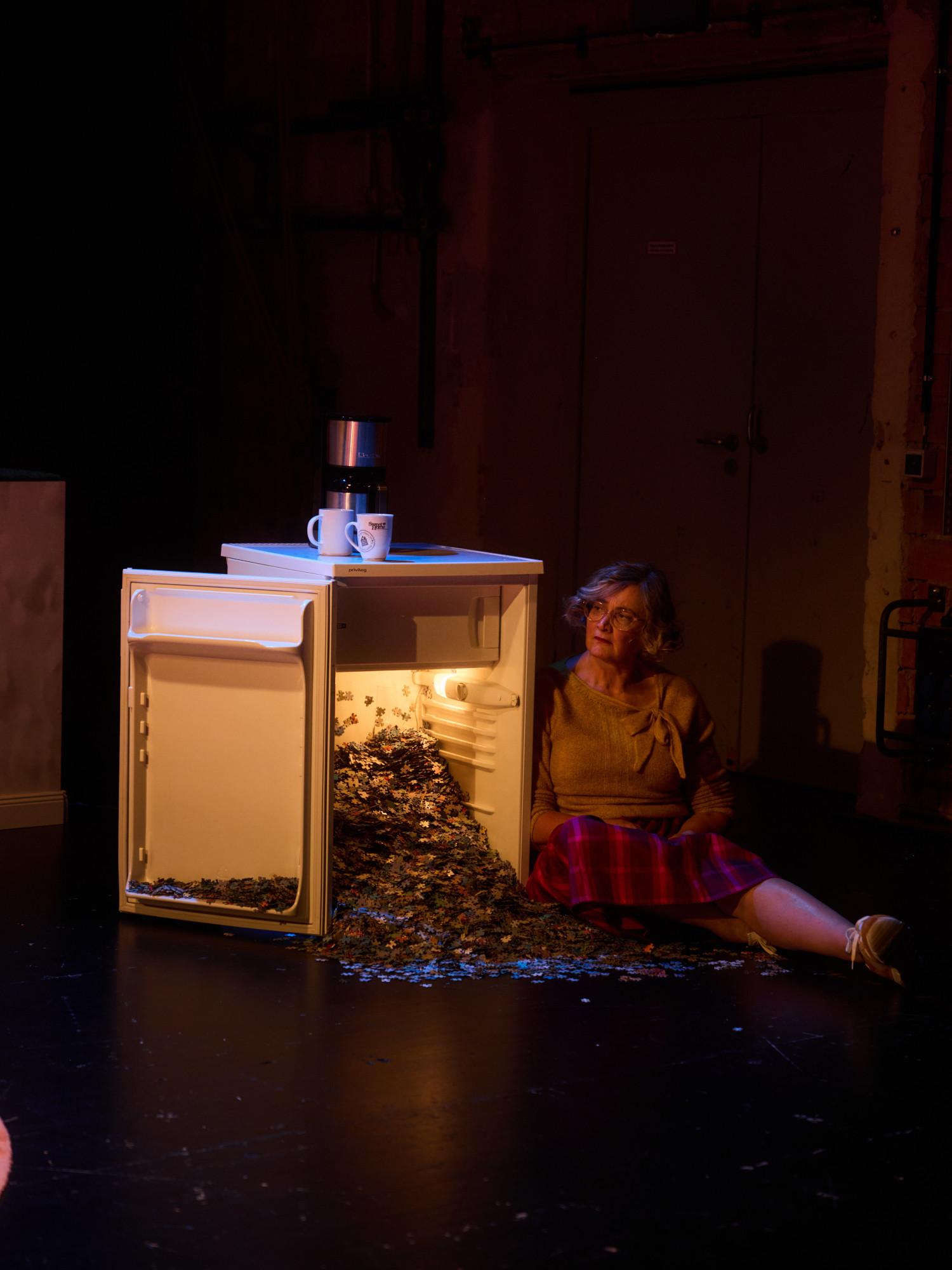 Annette Paulmann in „Drinnen“ von Matthias van den Höfel, Marion Hélène Weber an den Münchner Kammerspielen. Foto Julian Baumann