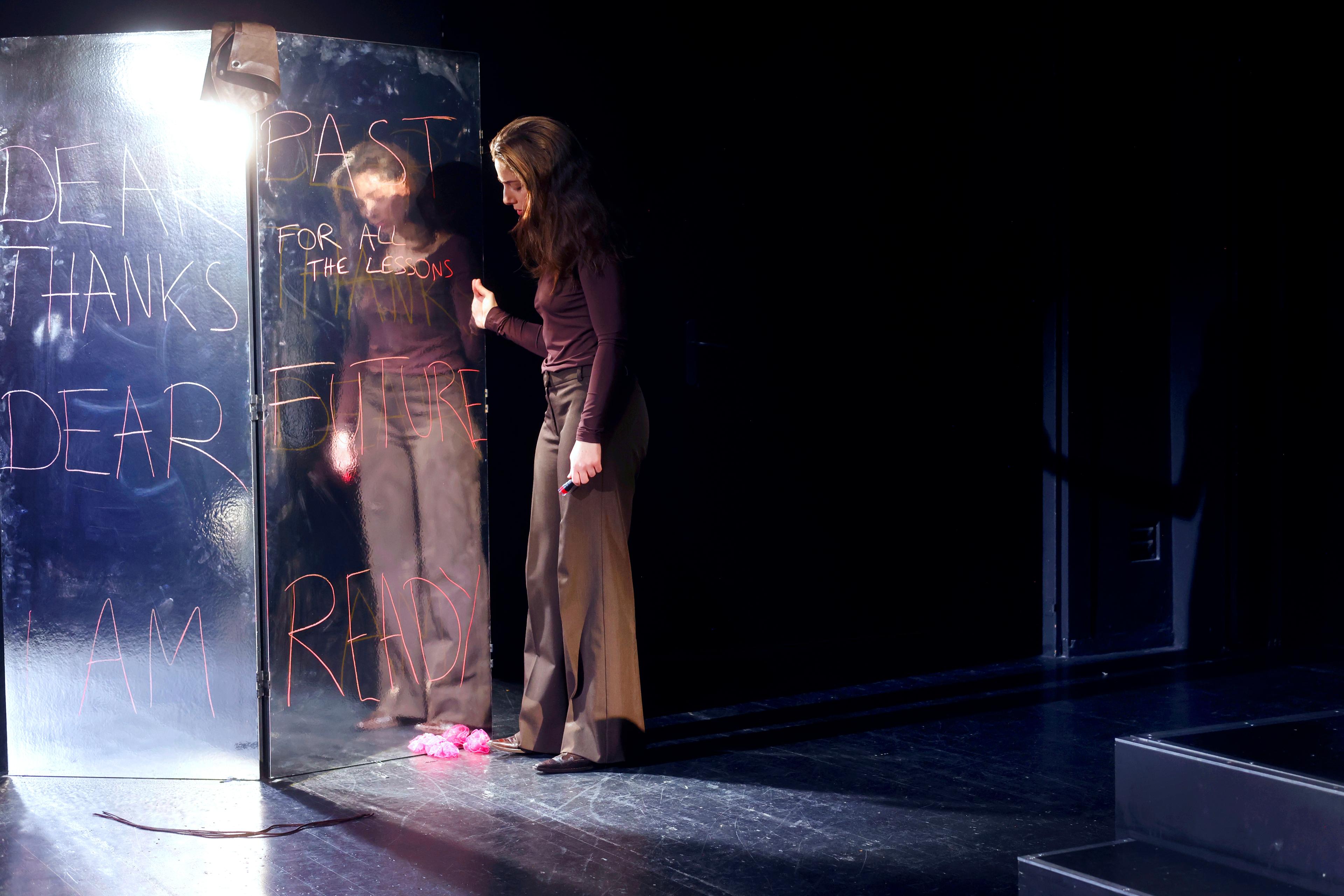 Aysima Ergün als Hazal in der Inszenierung „Ellbogen“ von Fatma Aydemir, Regie Murat Dikenci am Maxim Gorki Theater. Foto Ute Langkafel MAIFOTO