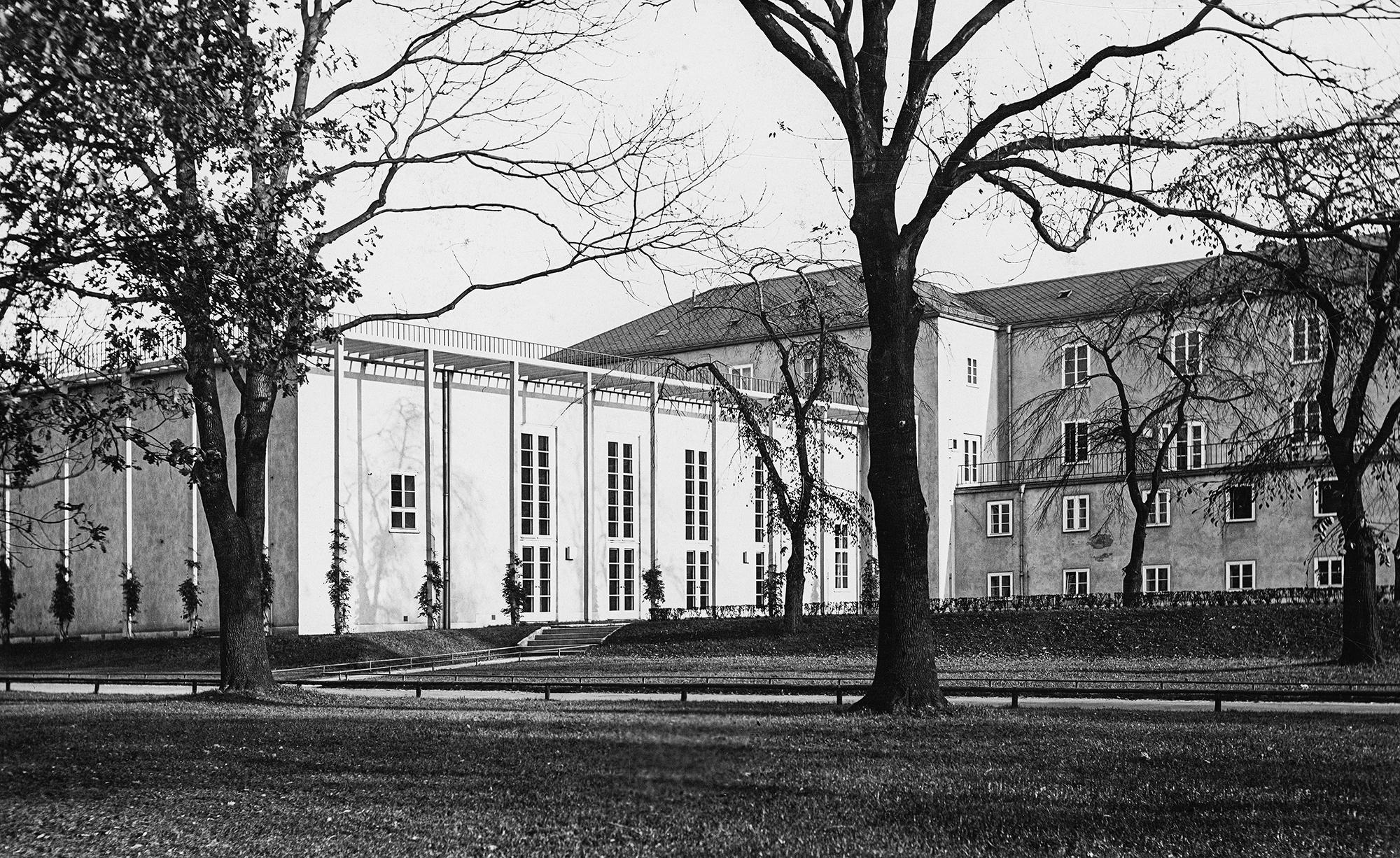 Städtisches Altersheim Chemnitz, Architekt Fred Otto, Blick vom Park zum Festsaal mit Rankspalieren, um 1931 1
