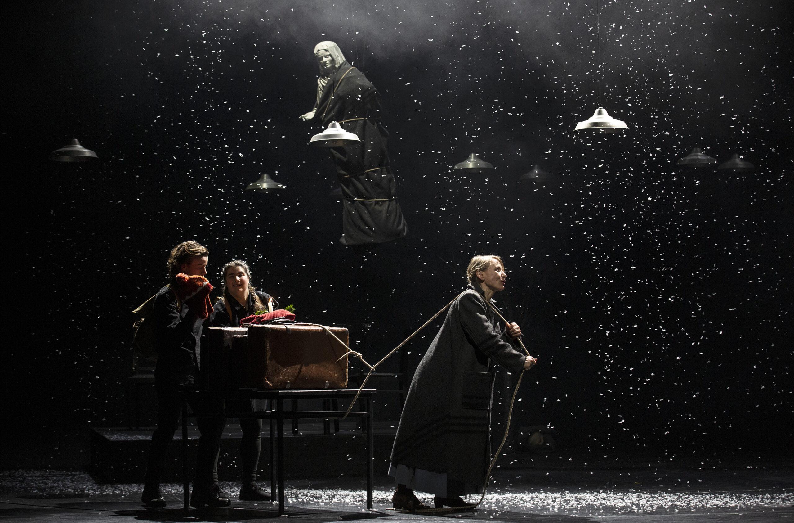 Jonas Holdenrieder, Flavia Lovric-Caparin und Stephanie Schönfeld in „Wege übers Land“ in der Regie von Maik Priebe. Foto Bernd Uhlig