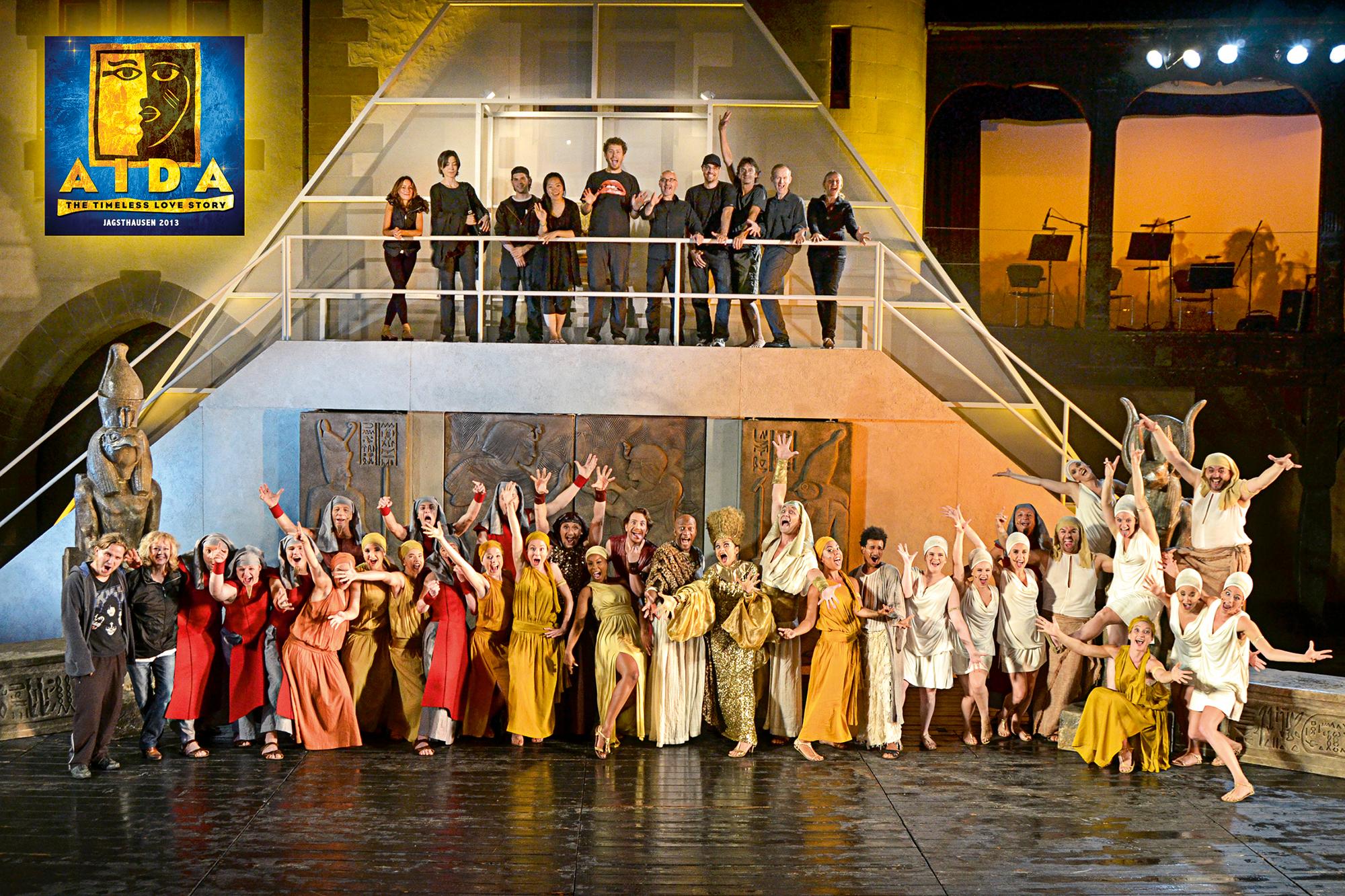 Eine Einheit: Profis, Laien und die Band in „Aida“ (2013)