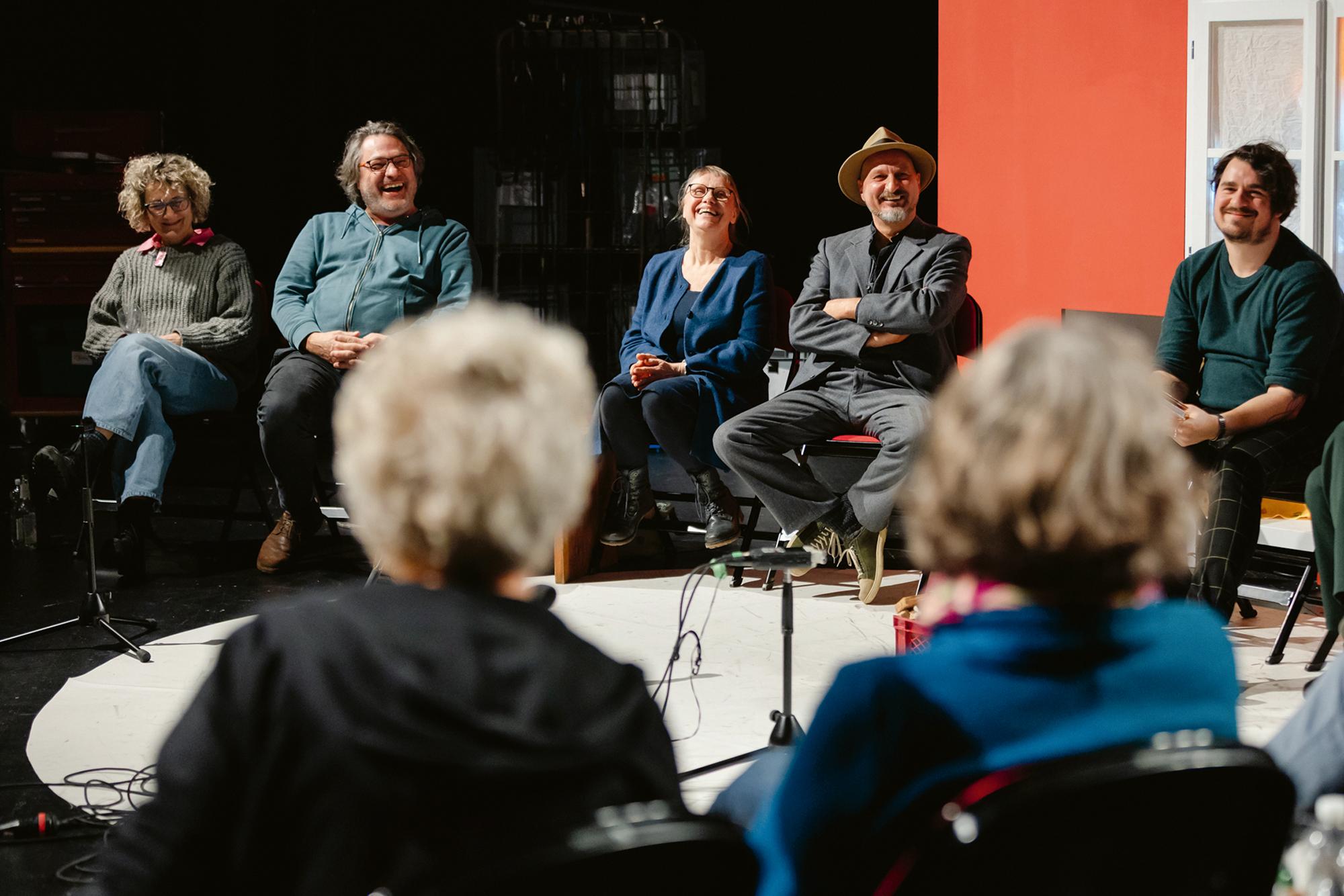 S. 47: Kamingespräch im Februar 2026 · Christine Janner, Andi Wagner, Beatrix Cameron, Martin Obermeier, Jakob Jokisch, Foto: Simone Voggenreiter