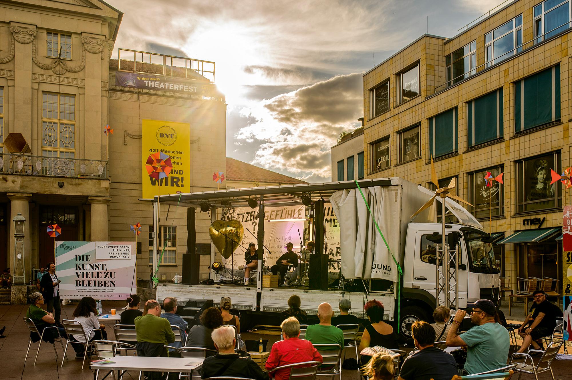 „Bevor wir kippen“ eine musikalische Performance mit und von Schorsch Kamerun. Die Veranstaltung ist Teil der Reihe „ DIE KUNST, VIELE ZU BLEIBEN. Bundesweite Foren für Kunst, Freiheit und Demokratie“ des Fonds Darstellende Künste in Kooperation mit dem Goethe-Institut und dem Kunstfest Weimar 2024