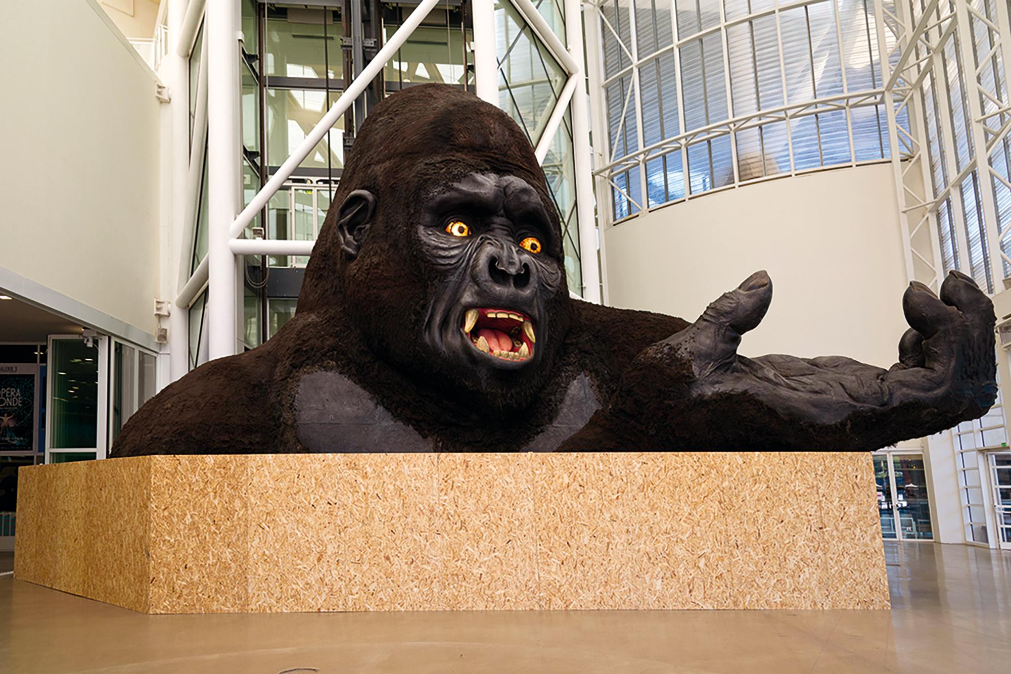 Situationen in der Ausstellung Opéra Monde (Die Oper als Welt. Die Suche nach einem Gesamtkunstwerk), Centre Pompidou-Metz, 2019/2020,Małgorzata Szczęśniak, L‘Affaire Makropoulos, King Kong, Bühnenbildelement, Opéra National de Paris 2007