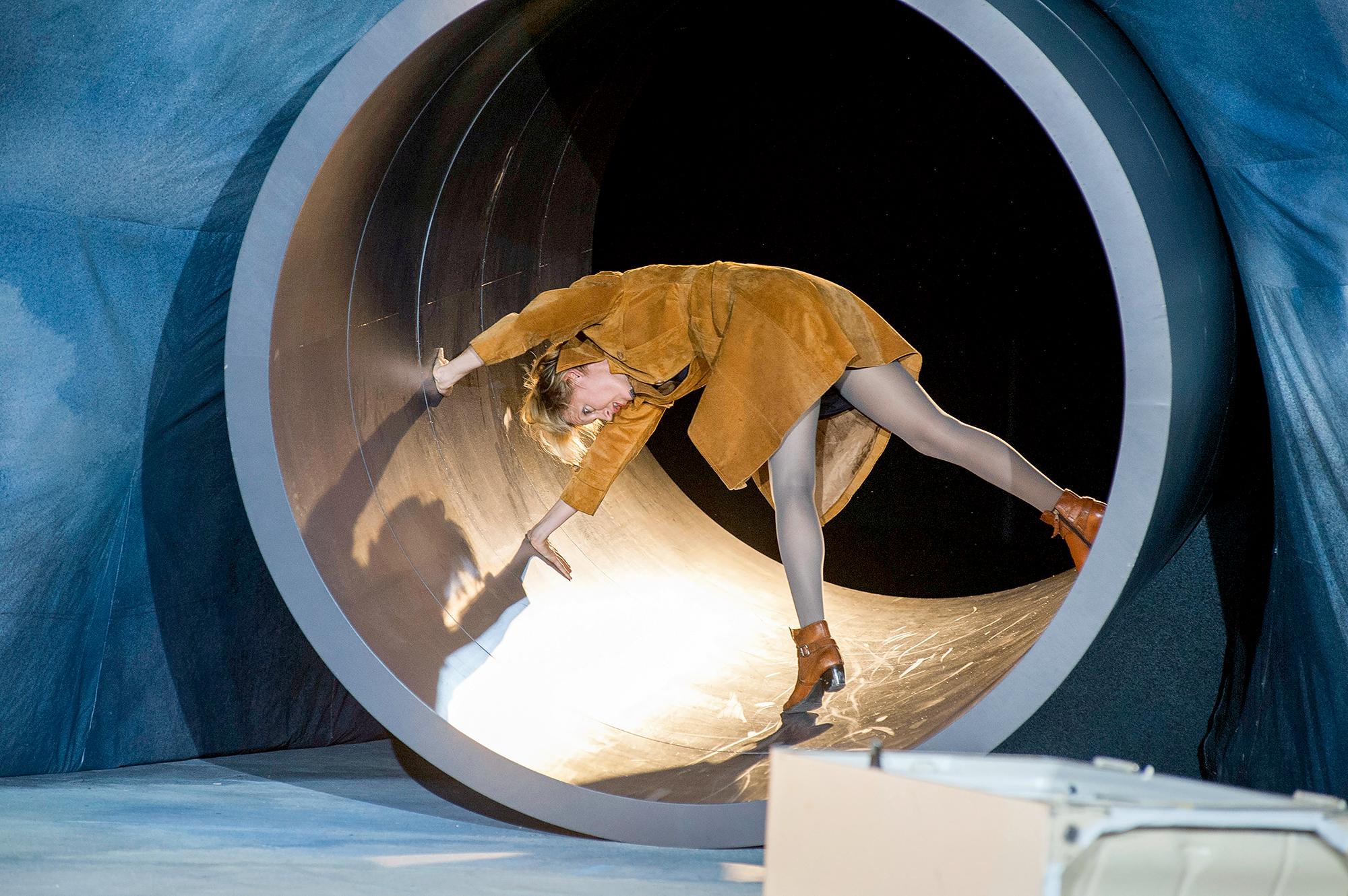 Sabine Waibel (Frau Dr. Stockmann) in „Ein Volksfeind“ von Henrik Ibsen.  Regie Jorinde Dröse am Maxim-Gorki-Theater, Berlin. Bühne: Annette Riedel.  Kostüme: Almut Eppinger. Premiere: 26. September 2012