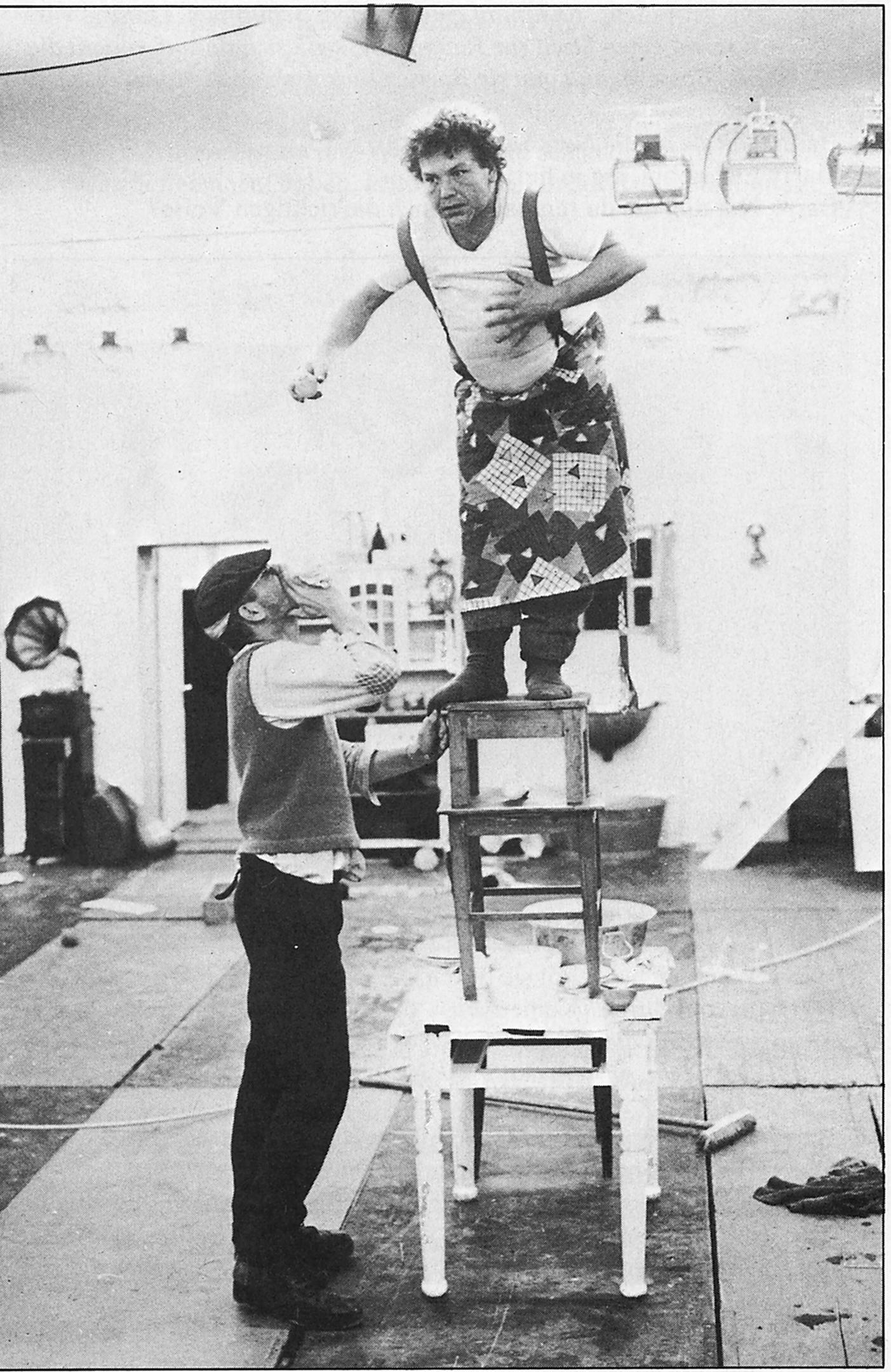 Michael Altmann und Heinz Werner Kraehkamp in Sean O’Caseys „Das Ende vom Anfang“, Inszenierung B. K. Tragelehn 1986 am Residenztheater München. Akademie der Künste, Berlin, B. K.-Tragelehn-Archiv, Archivnummer 665_035