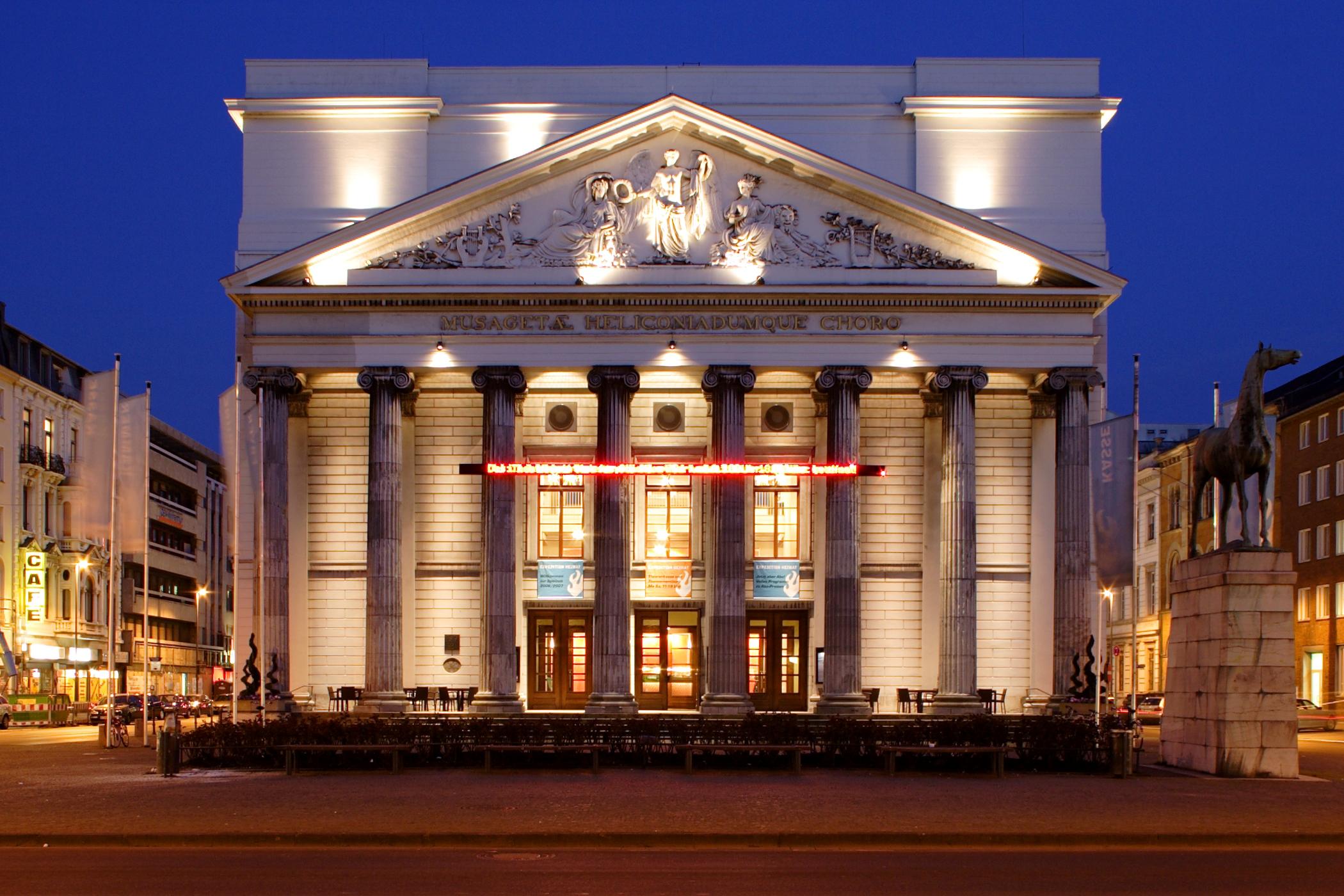 Aachen Theatre
The photo shows the theatre in Aachen, Germany.

Camera data


Camera: Canon EOS 350D

Lens: EF-S 18