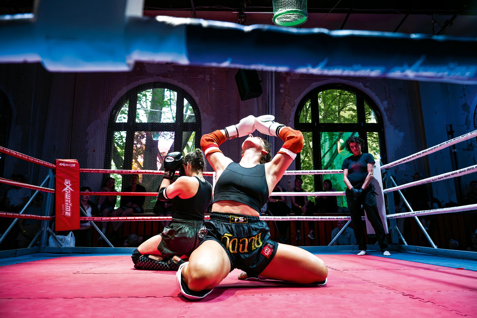 Nachdem die Kämpfer:innen den Ring abgeschritten haben, folgt im Wai Kru ein Bodentanz