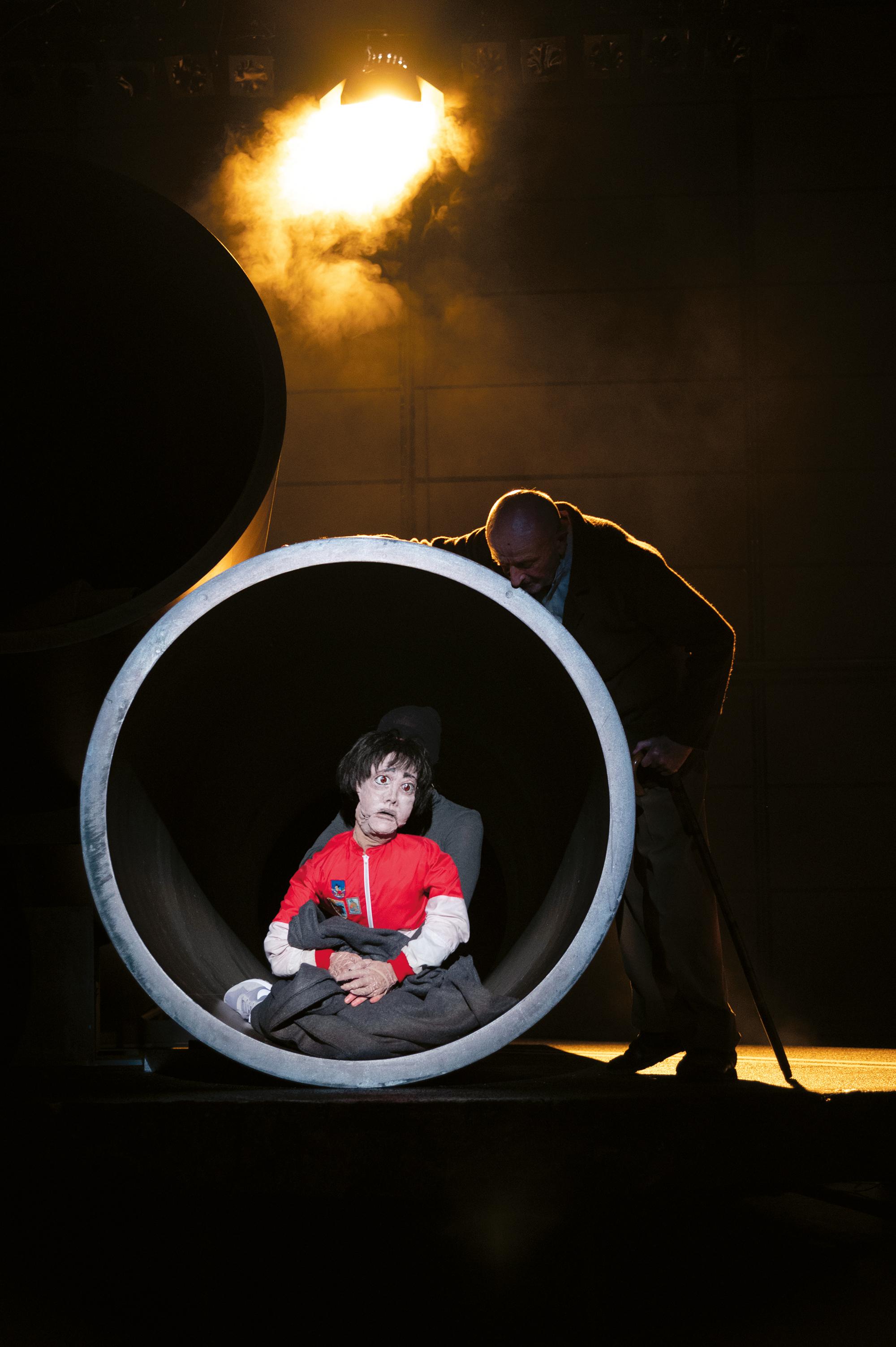 „Fly Ganymed“ von Paulus Hochgatterer, Inszenierung Nikolaus Habjan. Eine Kooperation mit der Staatlichen Hochschule für Musik und Darstellende Kunst Stuttgart, Studiengang Figurentheater