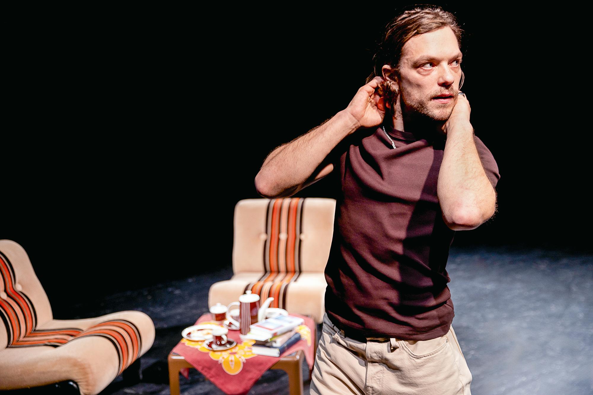 Moritz Kienemann in „Fake Jews“ von Noam Brusilovsky. Regie Noam Brusilovsky,  Bühne und Kostüme Julia Plickat am Deutschen Theater Berlin