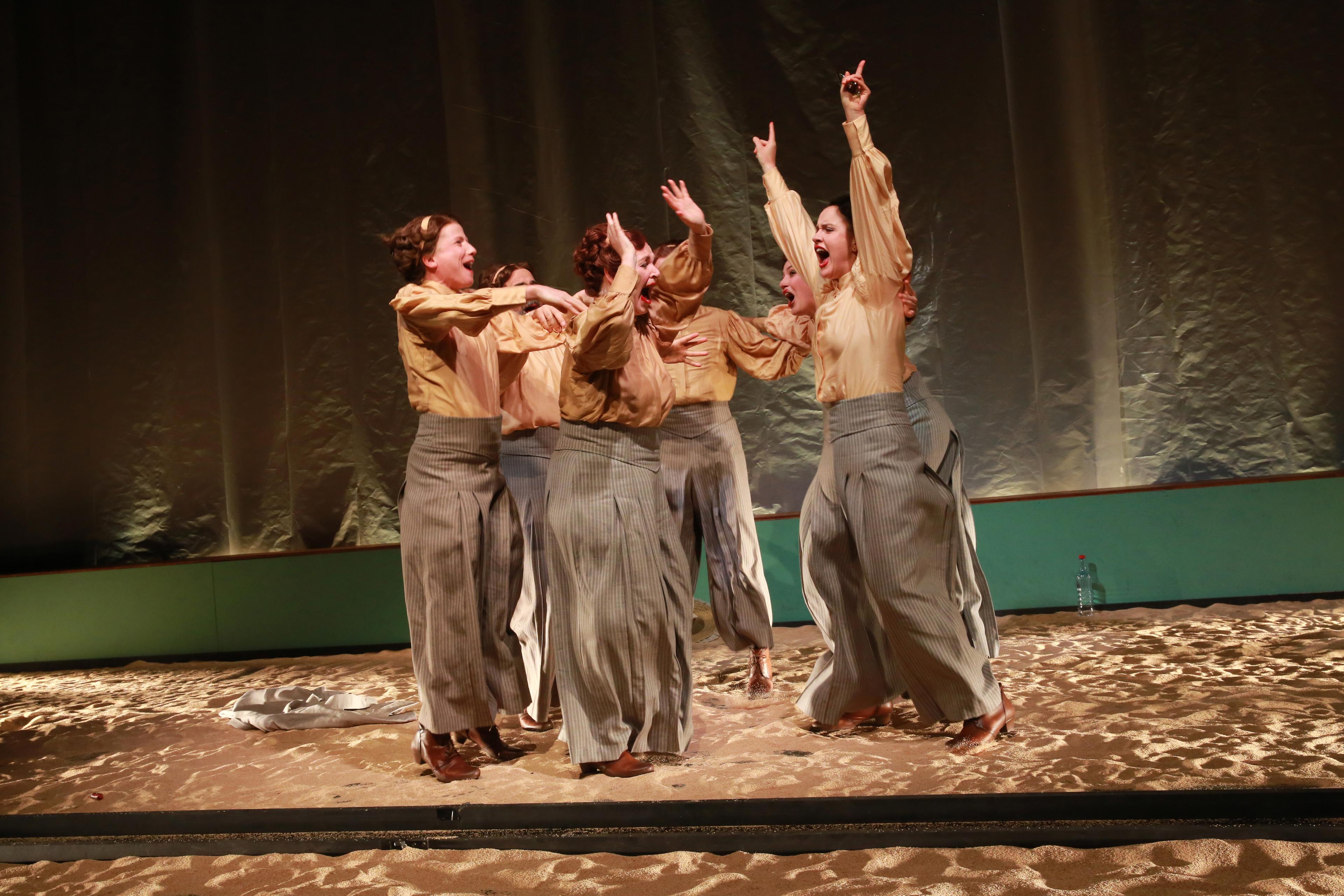 Das Ensemble in „Im Menschen muss alles herrlich sein“ von Sasha Marianna Salzmann am Theater Magdeburg in der Regie von Alice Buddeberg. Foto: Dorothea Tuch.