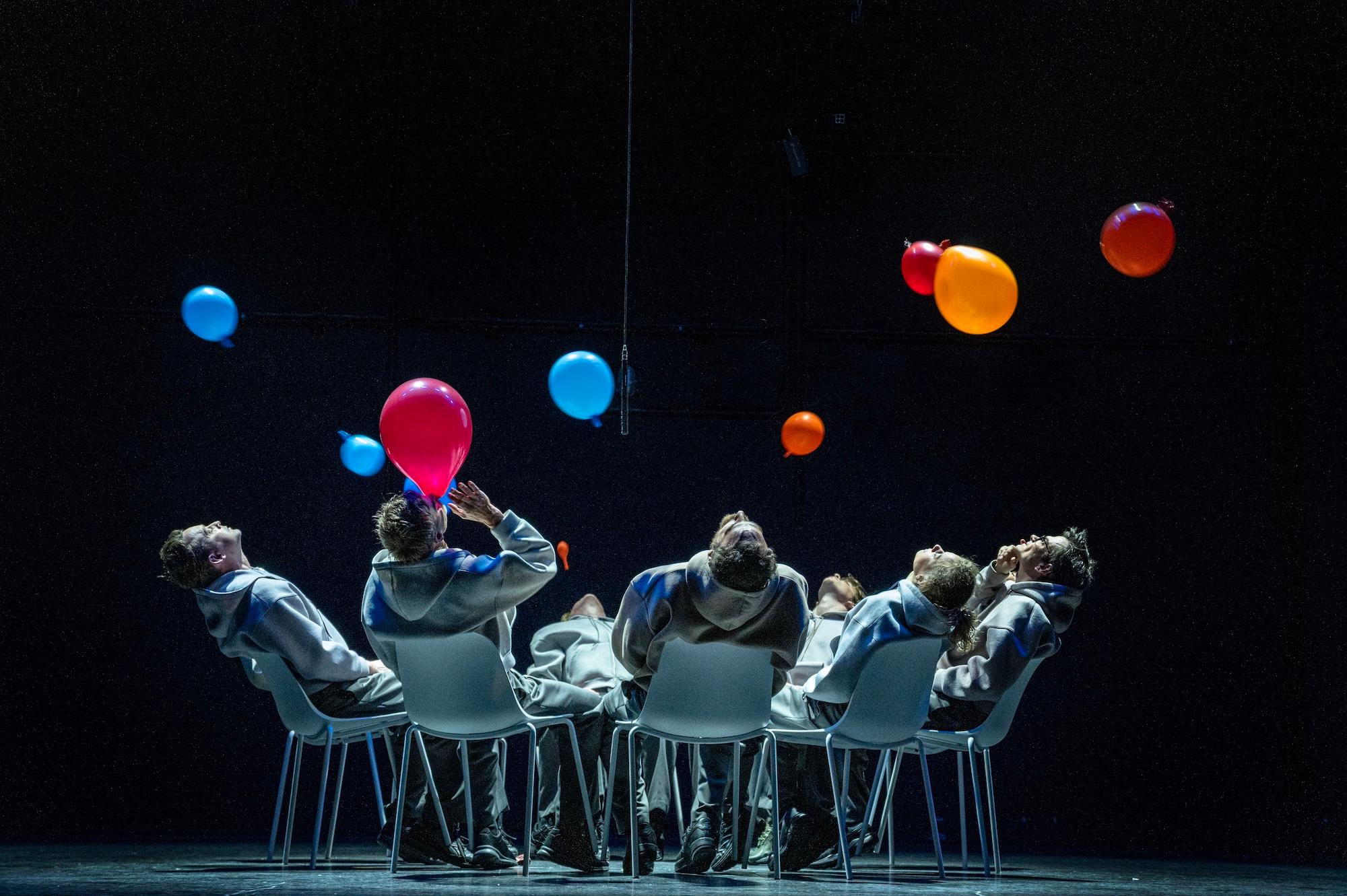 Sebastian Nüblings „Wunde Stadt" von Kevin Rittberger am Theater Magdeburg: Während ein Chor der Versehrten nach Sprache ringt, wird das Theater zur Öffentlichkeit, die Ambivalenzen aushält.