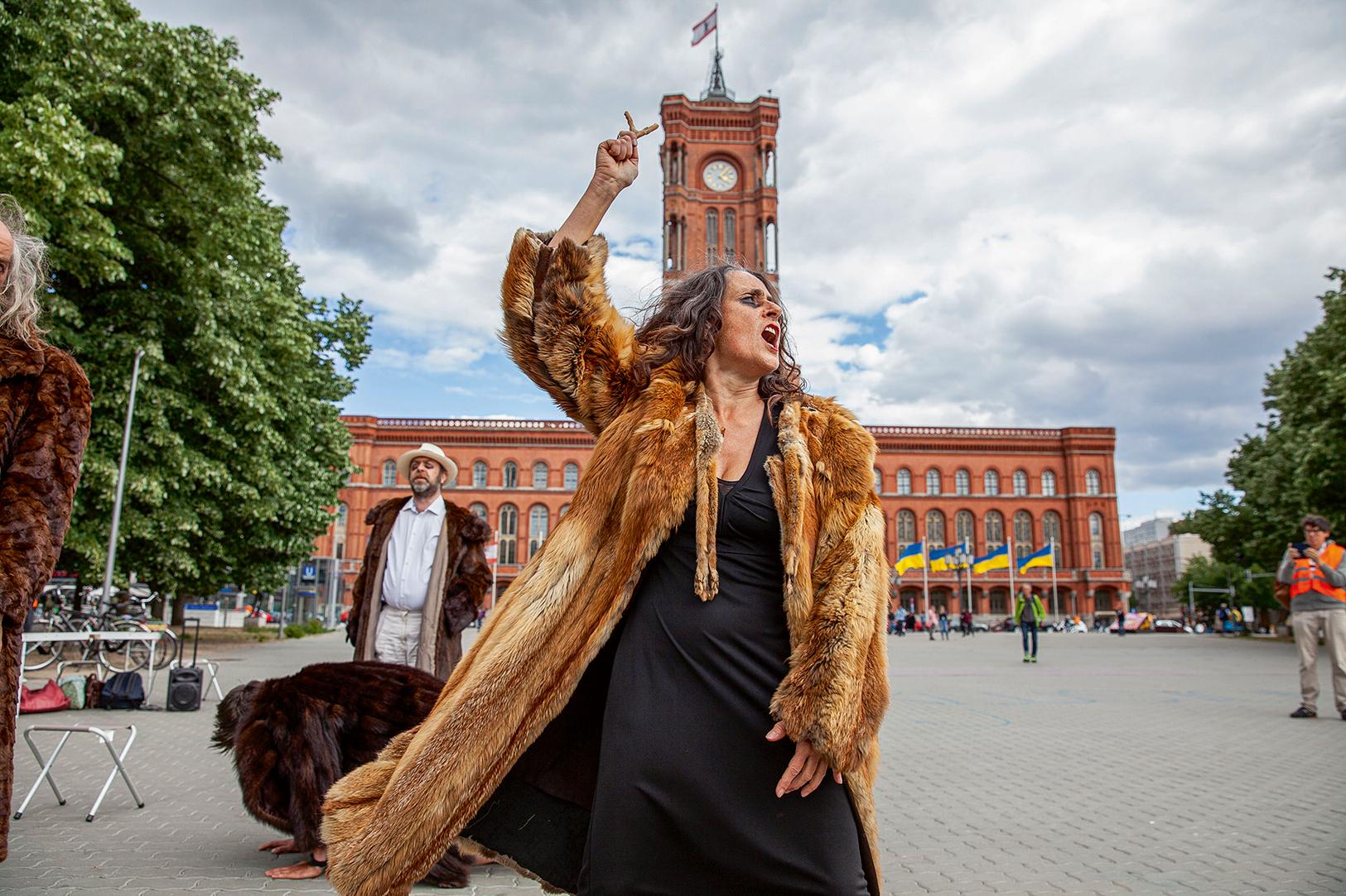 „Weissagung“ von Peter Handke von Barletti und Waas vorm Roten Rathaus in Berlin.