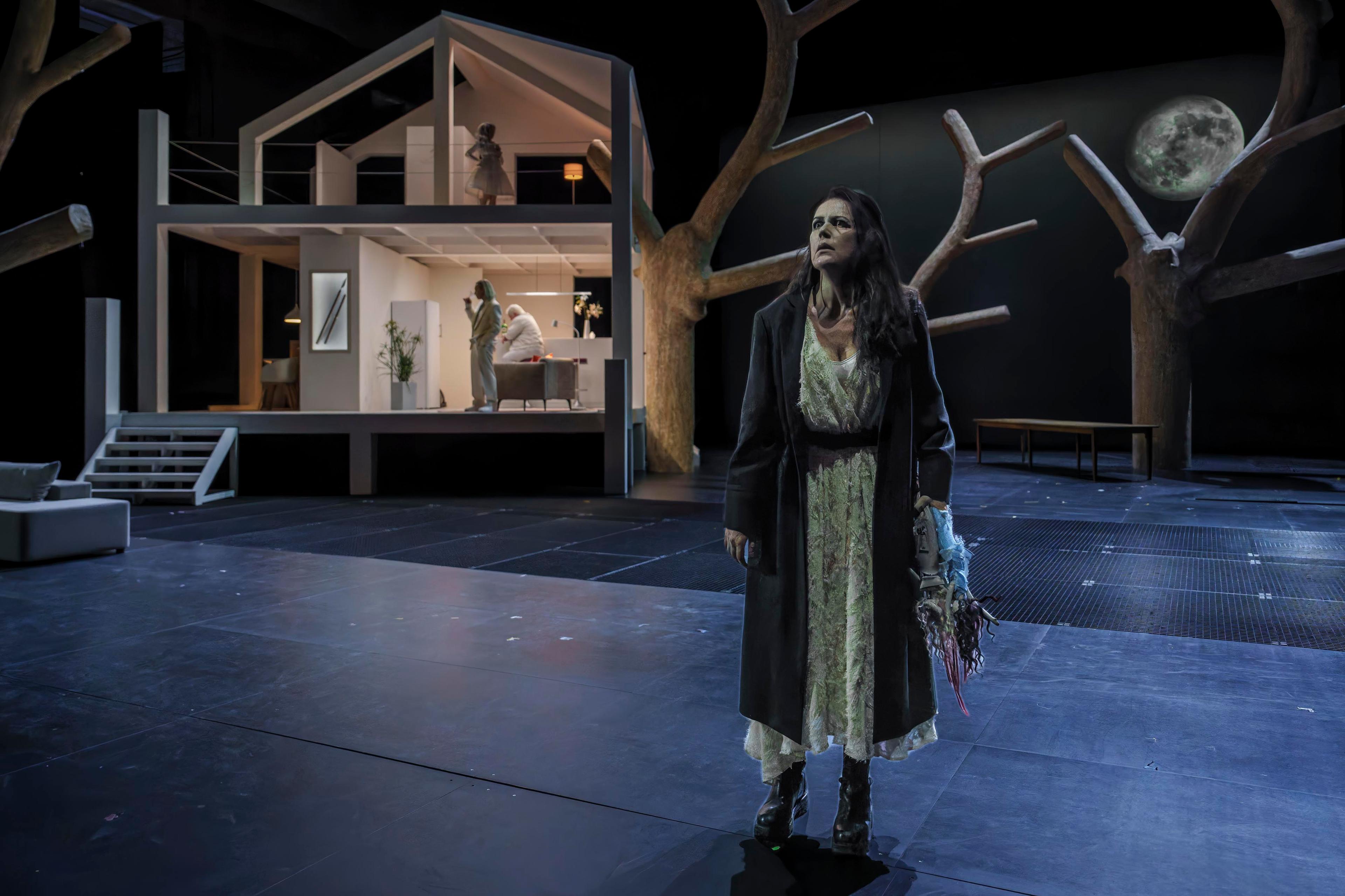 Trine Møller als Brünnhilde in „Götterdämmerung“ in der Regie von Benedikt von Peter, Ko-Regie – Caterina Cianfarini, Musikalische Jonathan Nott, Bühne von Natascha von Steiger. Foto Ingo Höhn