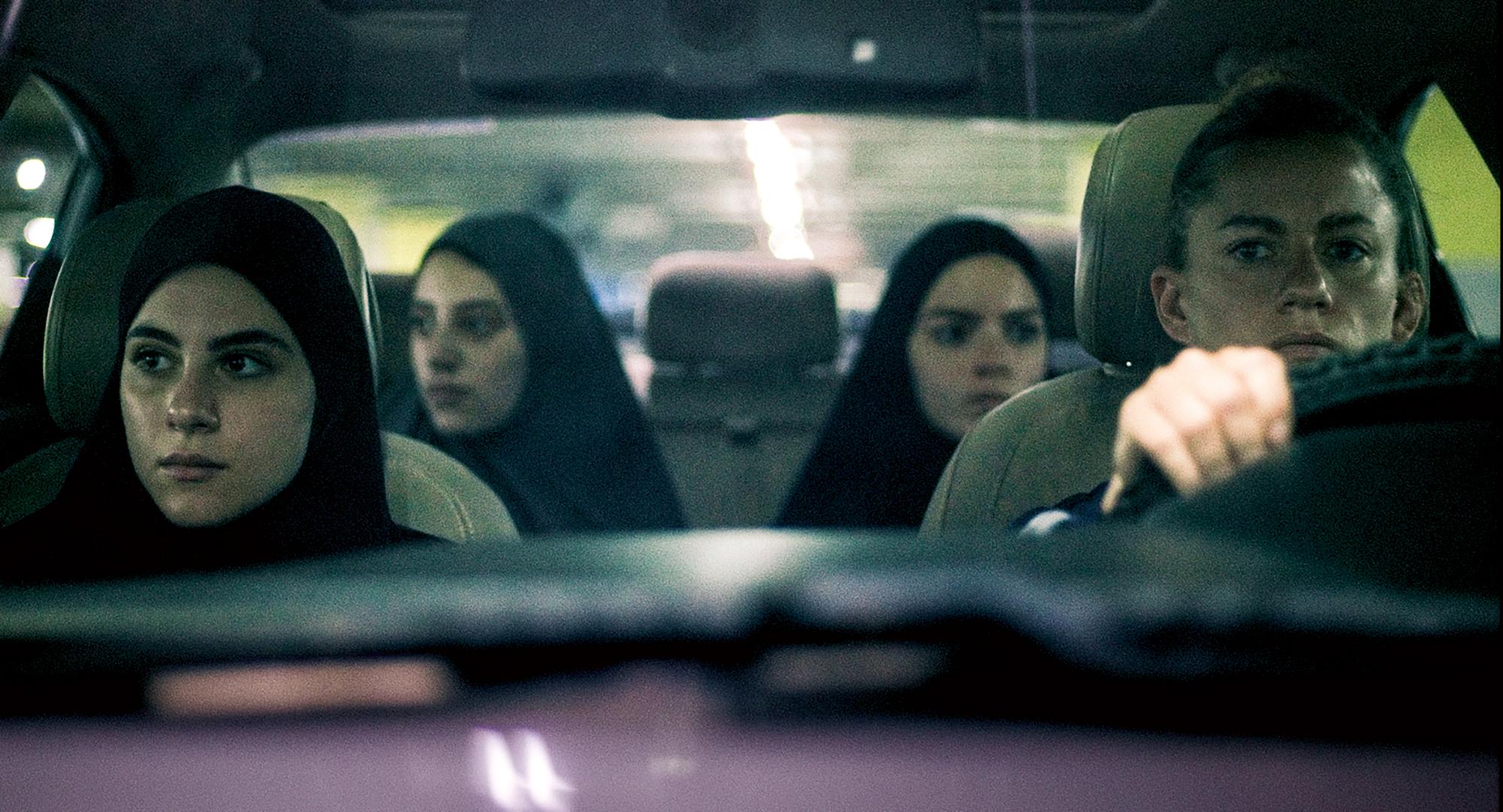 Szene aus dem Film „Mond“: links Andria Tayeh, Celina Antwan, Nagham Abu Baker, Florentina Holzinger, Mitte Florentina Holzinger, rechts Celina Antwan