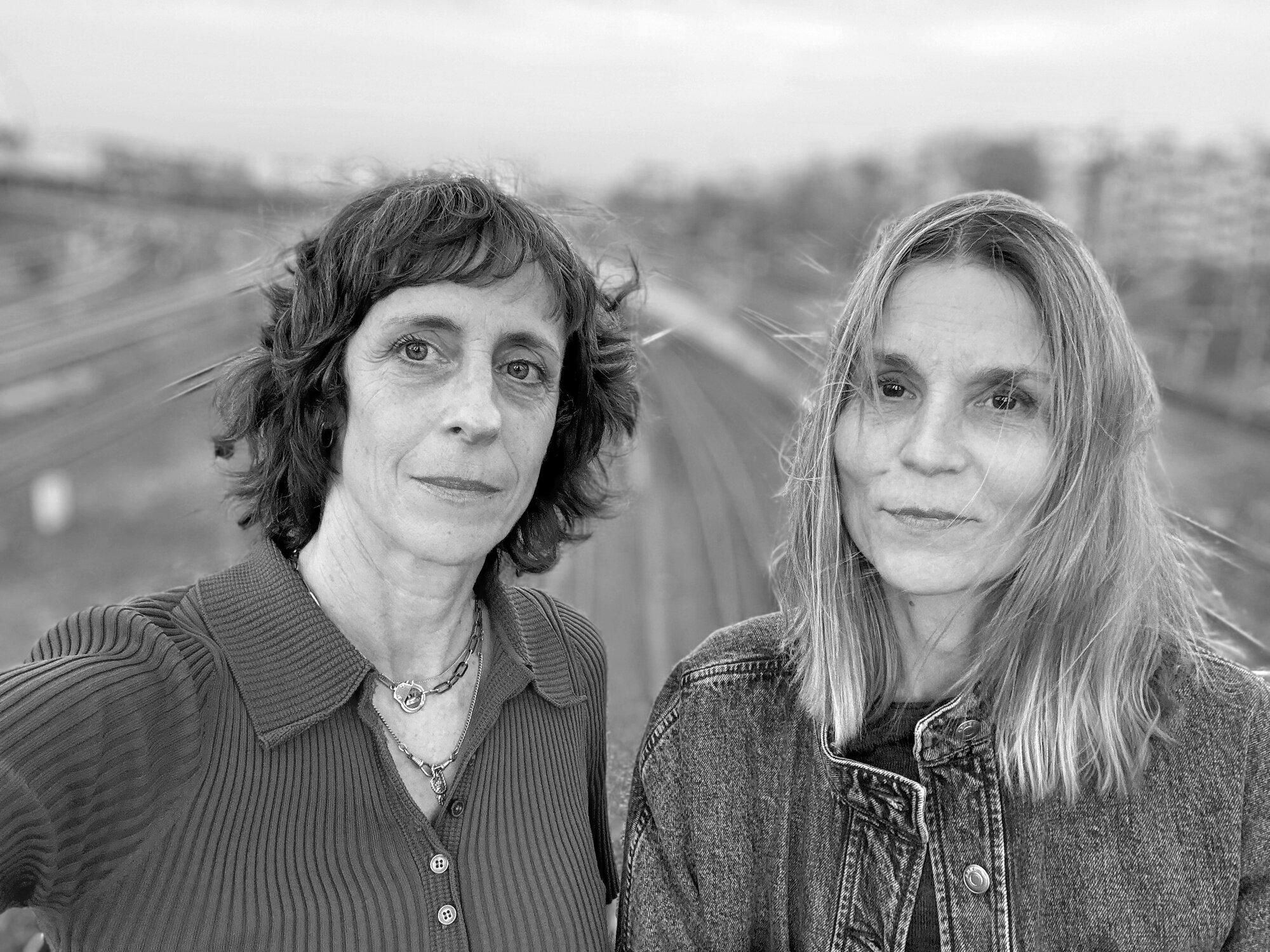 Nina von Mechow und Tabea Braun reisen beruflich viel, unterwegs fanden sie Zeit für ein gemeinsames Bild.