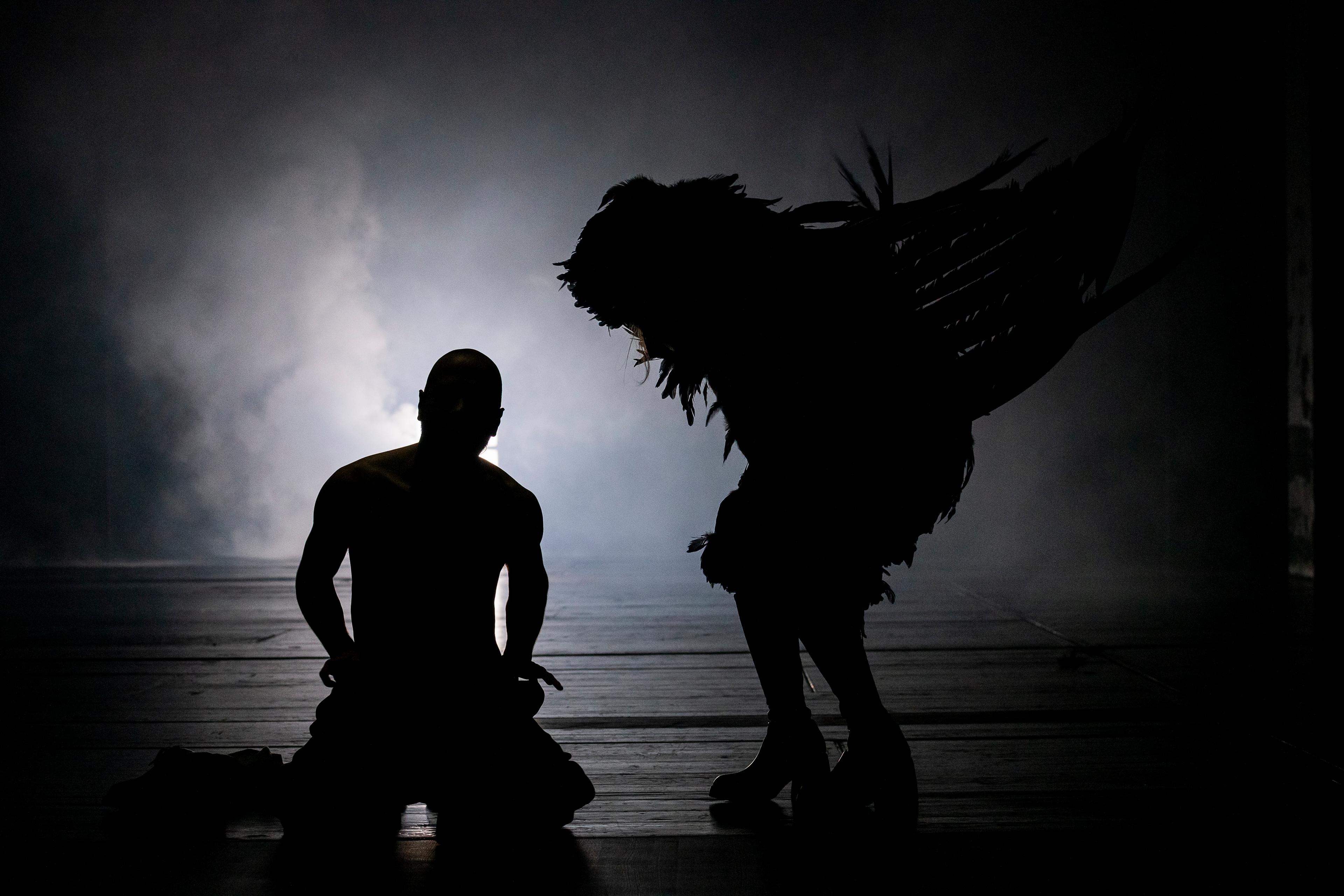 Risto Kübar und Anna Drexler in „Trauer ist das Ding mit Federn“ in der Regie von Christopher Rüping am Schauspielhaus Bochum. Foto Jörg Brüggemann / Ostkreuz