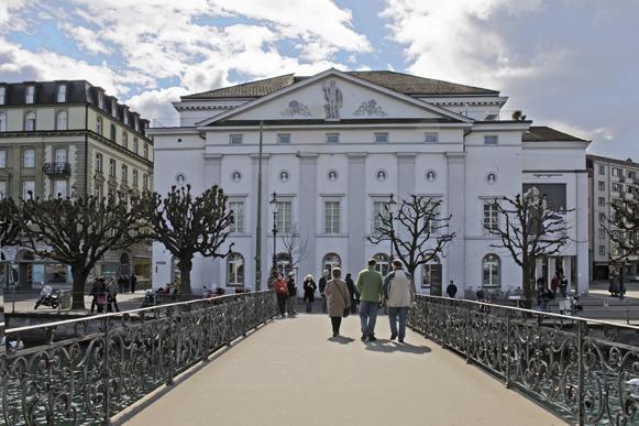 Das Luzerner Theater von der Rathausbrücke gesehen