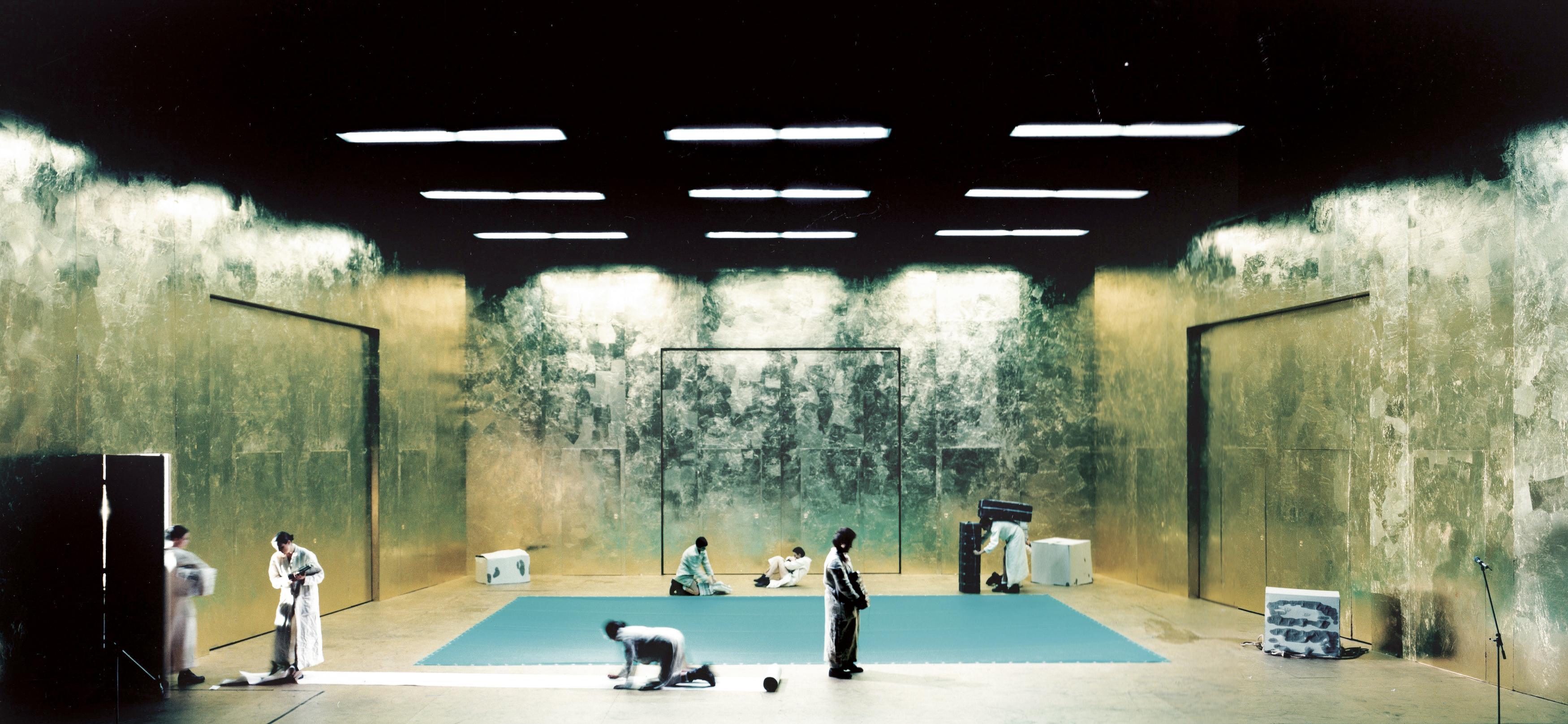 „Brecht.“ 1998, Nationaltheater Mannheim, Regie: Johann Kresnik, Kostüme: Heide Kastler