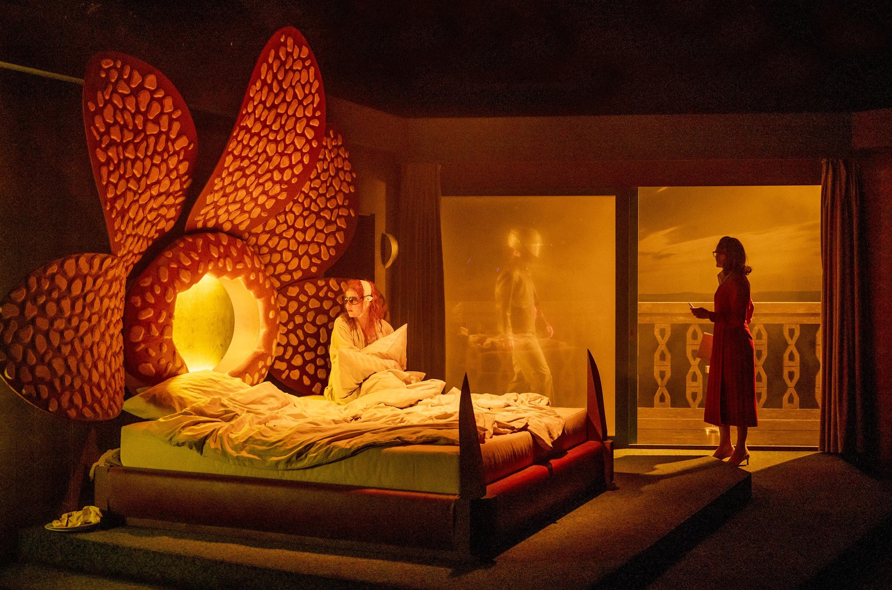 In einem Motel irgendwo in der Wüste verschwimmen Filmset und Realität, Rollen und Identitäten: Wilke Weermann zeichnet am Schauspiel Leipzig in „Wüste“ nach Sam Max einen Hollywood-Albtraum, in dem Körper, Karrieren und Beziehungen nur noch als löchrige Drehbücher existieren.