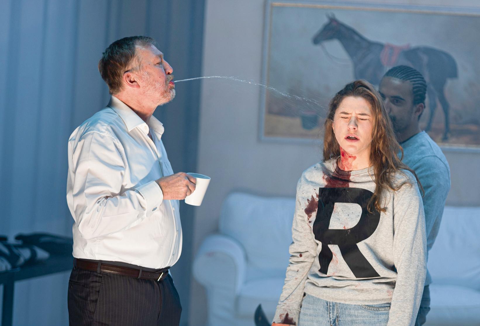 Lotte Schubert als Anti-Heldin R in der Uraufführung von Anja Hillings neuem Stück in Frankfurt/Main. Foto Robert Schittko