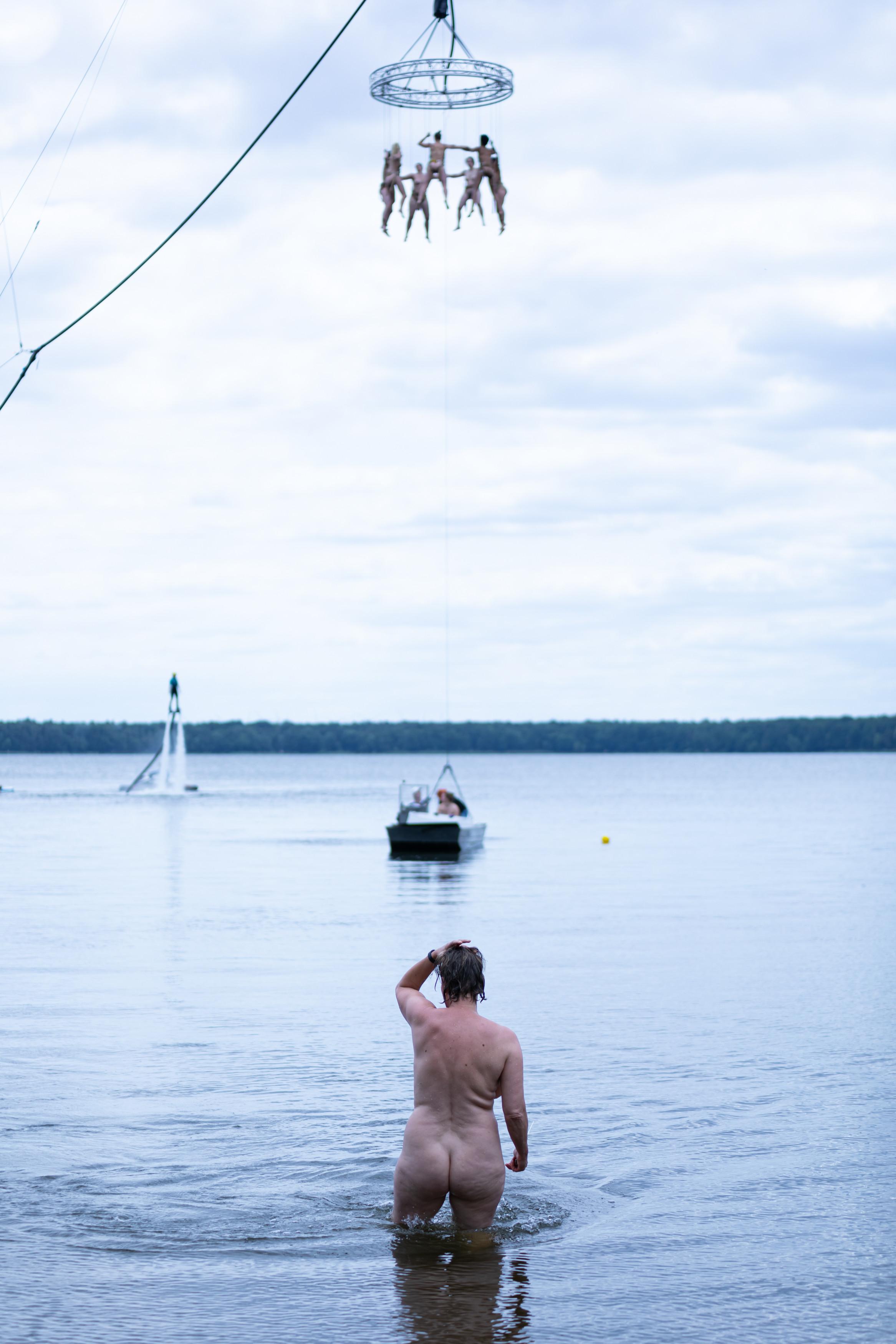 Wie ein schwebender Gesamt-Organismus: Die Performer:innen in „Kranetude (Etude for a crane)“ von Florentina Holzinger in Koproduktion mit den Sophiensælen im Seebad Friedrichshagen.