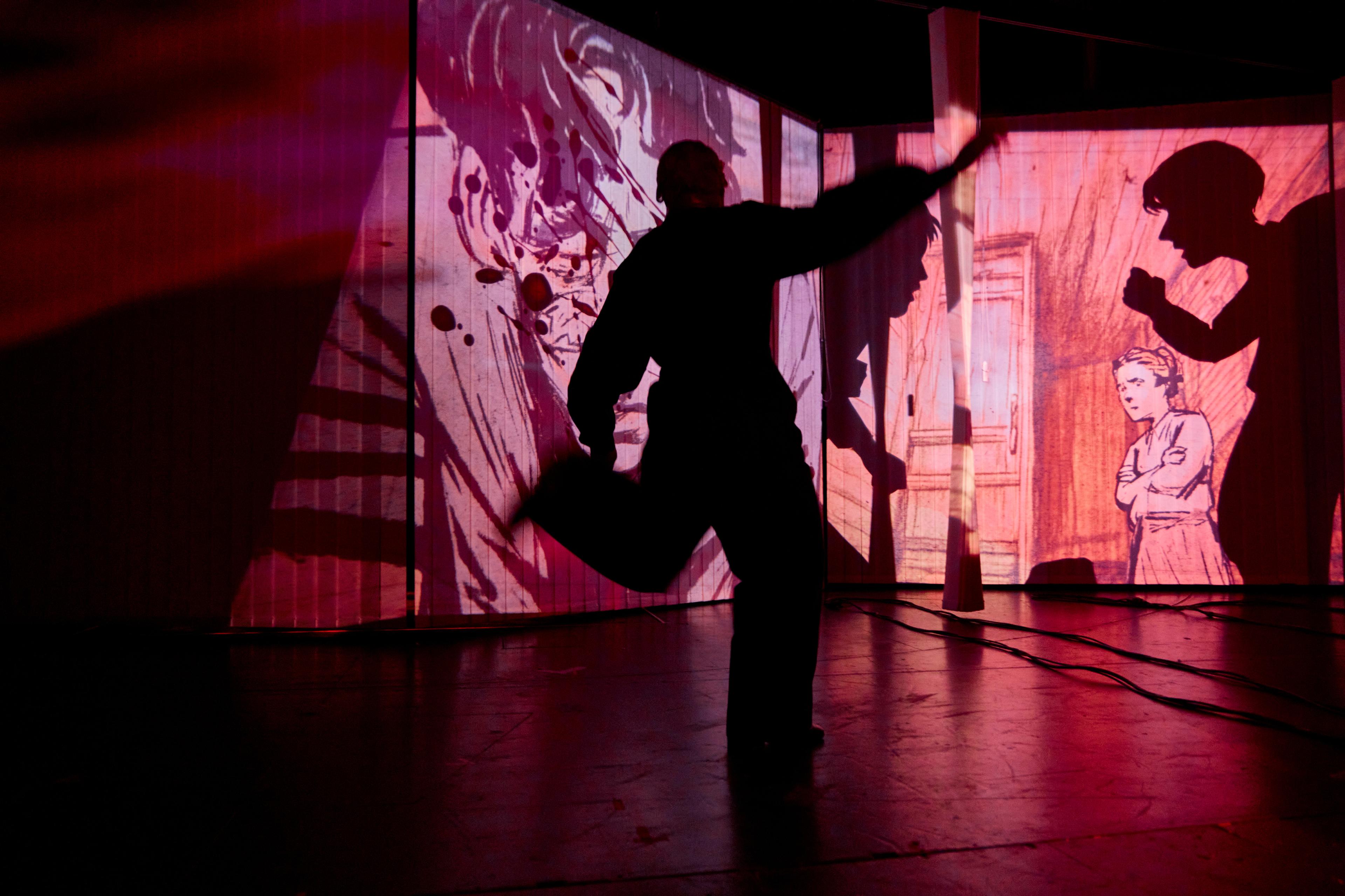 Fabian Reichenbach in der Uraufführung von „Die Inkommensurablen“ nach dem Roman von Raphaela Edelbauer in der Regie von sputnic/Nils Voges. Foto Marcel Urlaub // Volkstheater