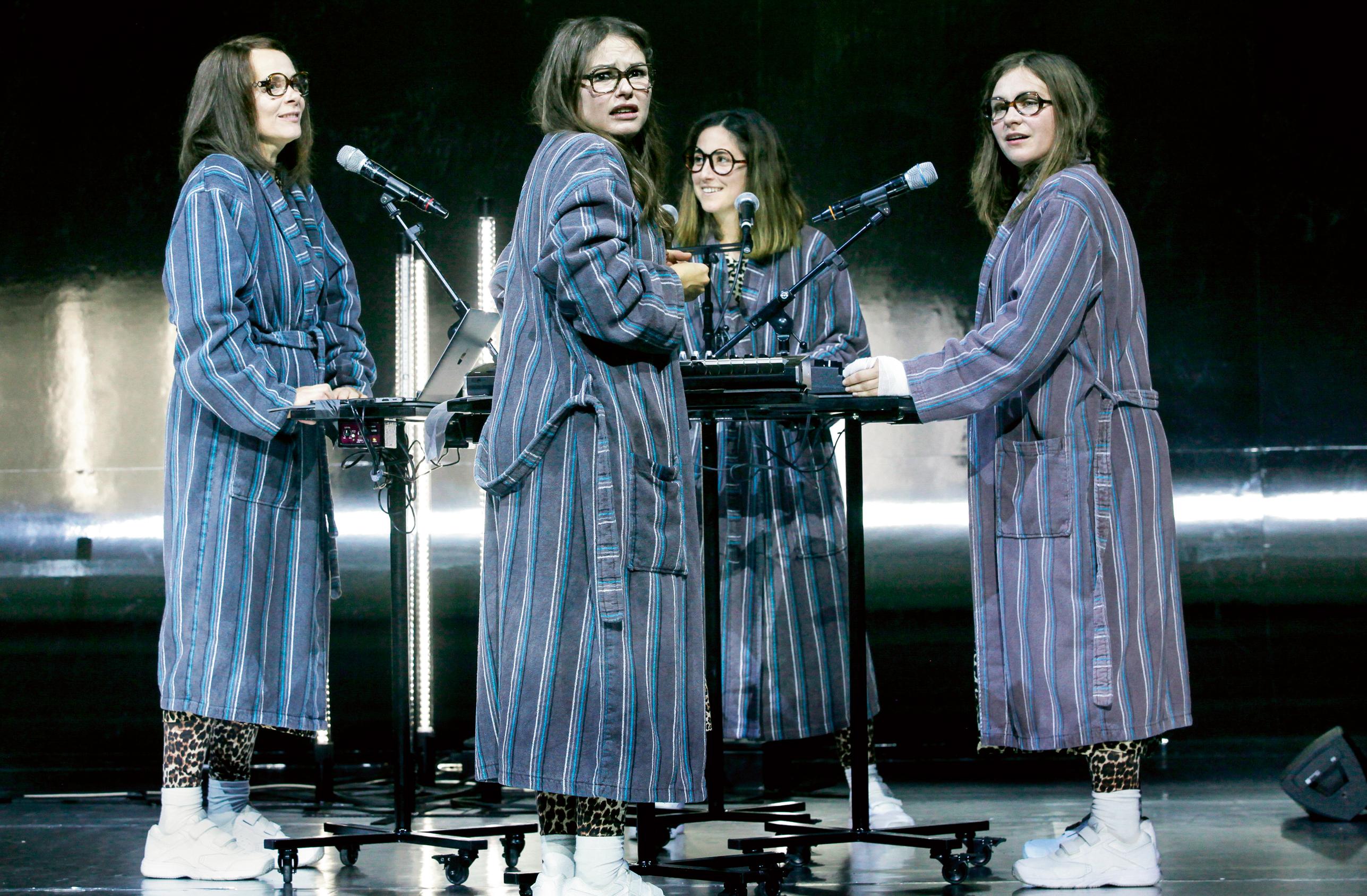 Katja Riemann, Svenja Liesau, Vidina Popov, Anastasia Gubareva in „Und sicher ist mit mir die Welt verschwunden“ von Sibylle Berg in der Regie von Sebastian Nübling 2021 am Maxim Gorki Theater. Foto Ute Langkafel MAIFOTO