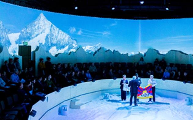 Wo Staatsmänner sich bei CEOs bewerben - Weltzustand Davos (Staat 4) von Rimini Protokoll am Schauspiel Zürich 2018. Foto Benno Tobler