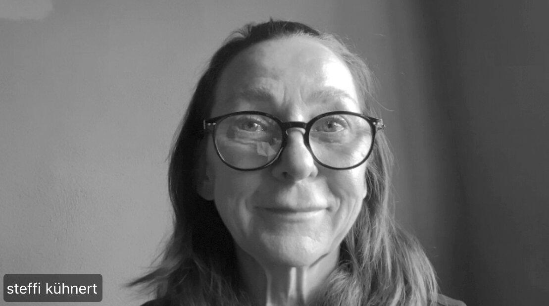 Carmen-Maja Antoni und Steffi Kühnert im Gespräch mit Anna Luise Kiss. Frau Antoni vor Ort an der Hochschule, Frau Kühnert von zu Hause per Zoom, weil die Zugverbindung versagt hatte.