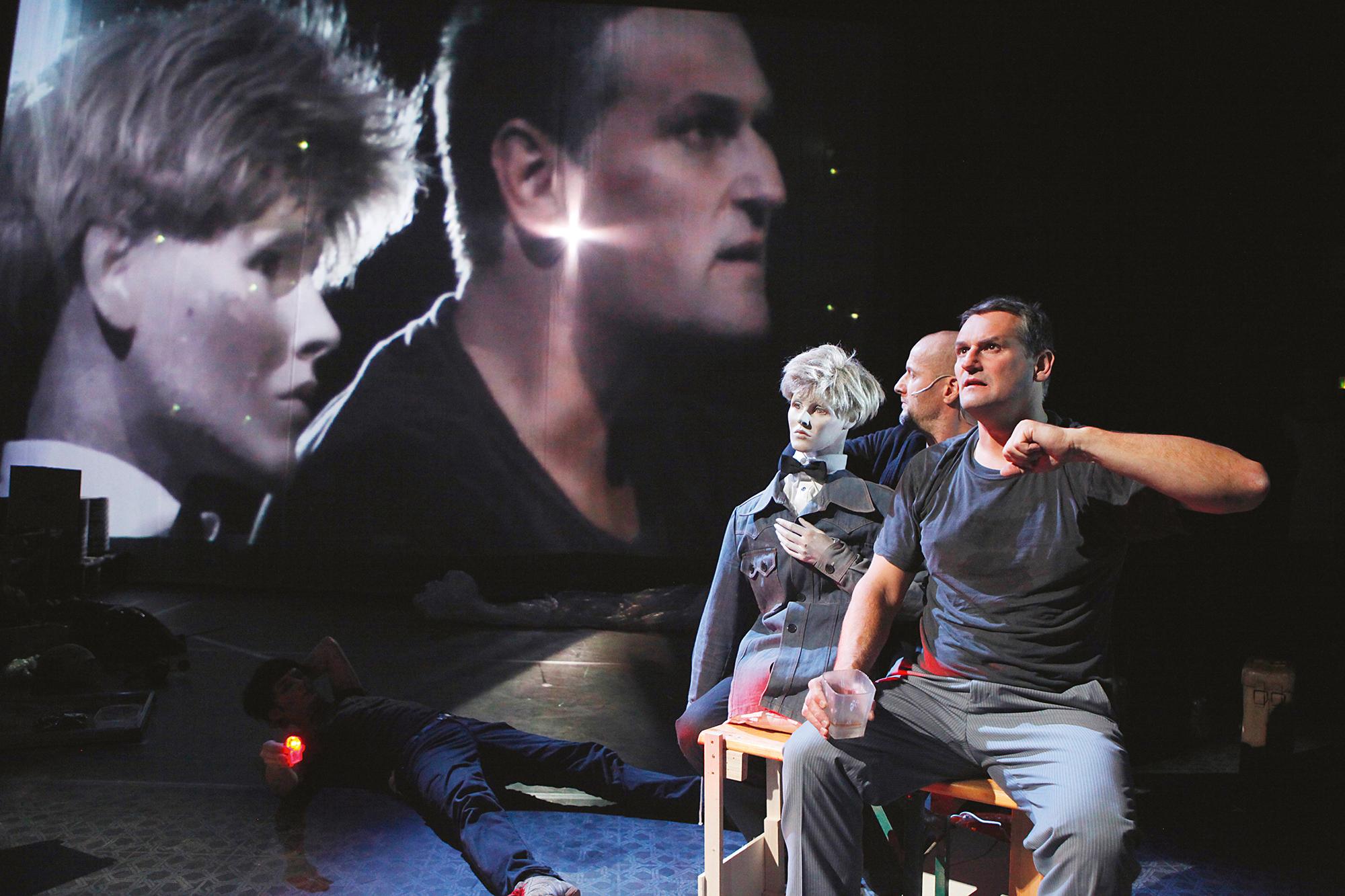 „Surrogates – Mein zweites Ich“, Ronny Winter (liegend), Stefan Wey, Markus Voigt, Regie Klaus Gehre, Theater Greifswald 2013.