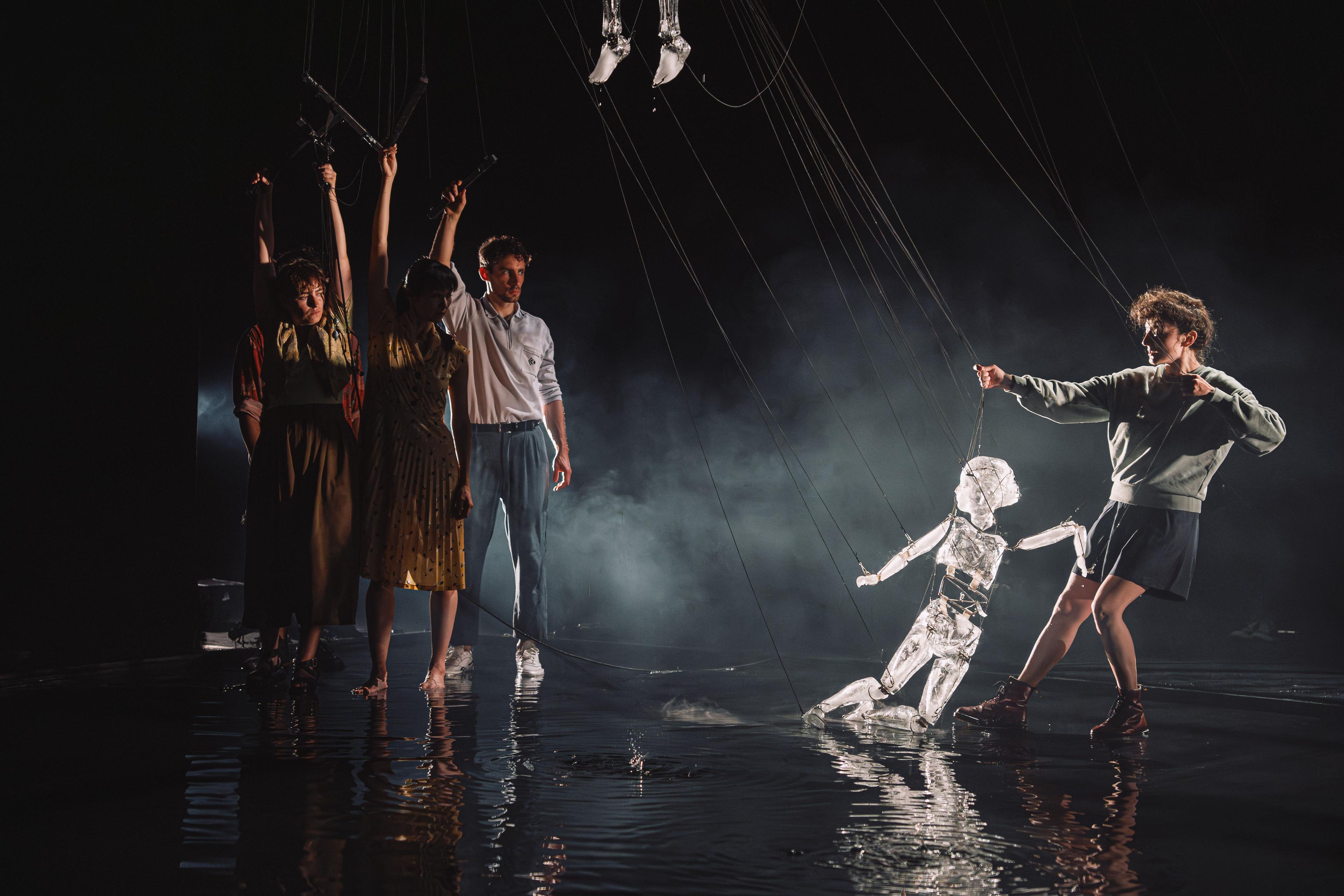 „The Waves“ vom Théâtre de l’Entrouvert – die Eröffnungspremiere bei der diesjährigen Fidena. Foto Damien Bourletsis