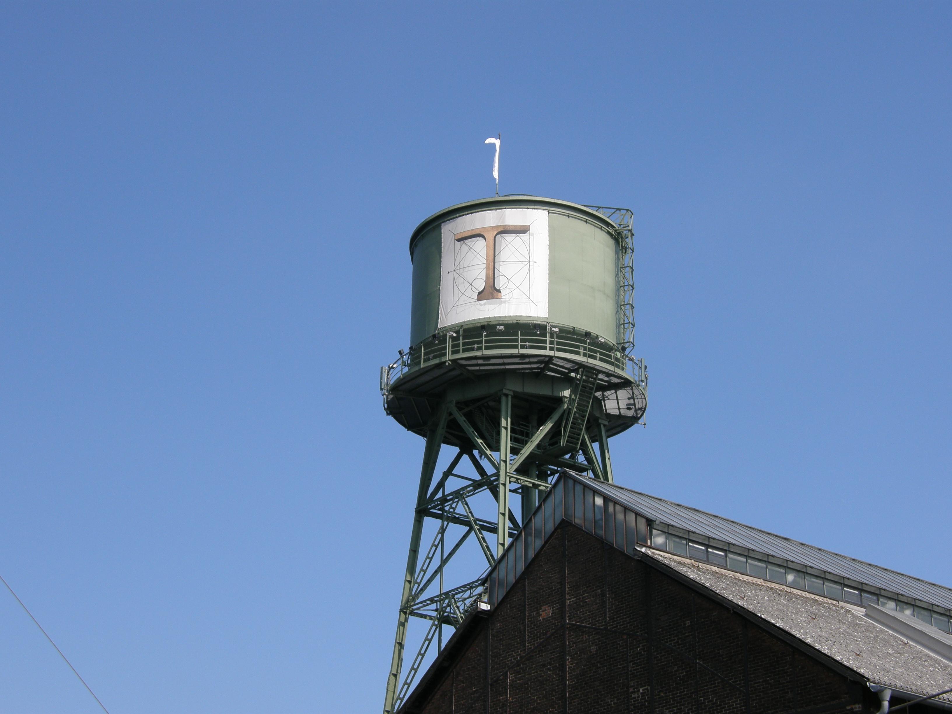 Jahrhunderthalle in Bochum Wasserturm mit Plakat der Ruhrtrienale