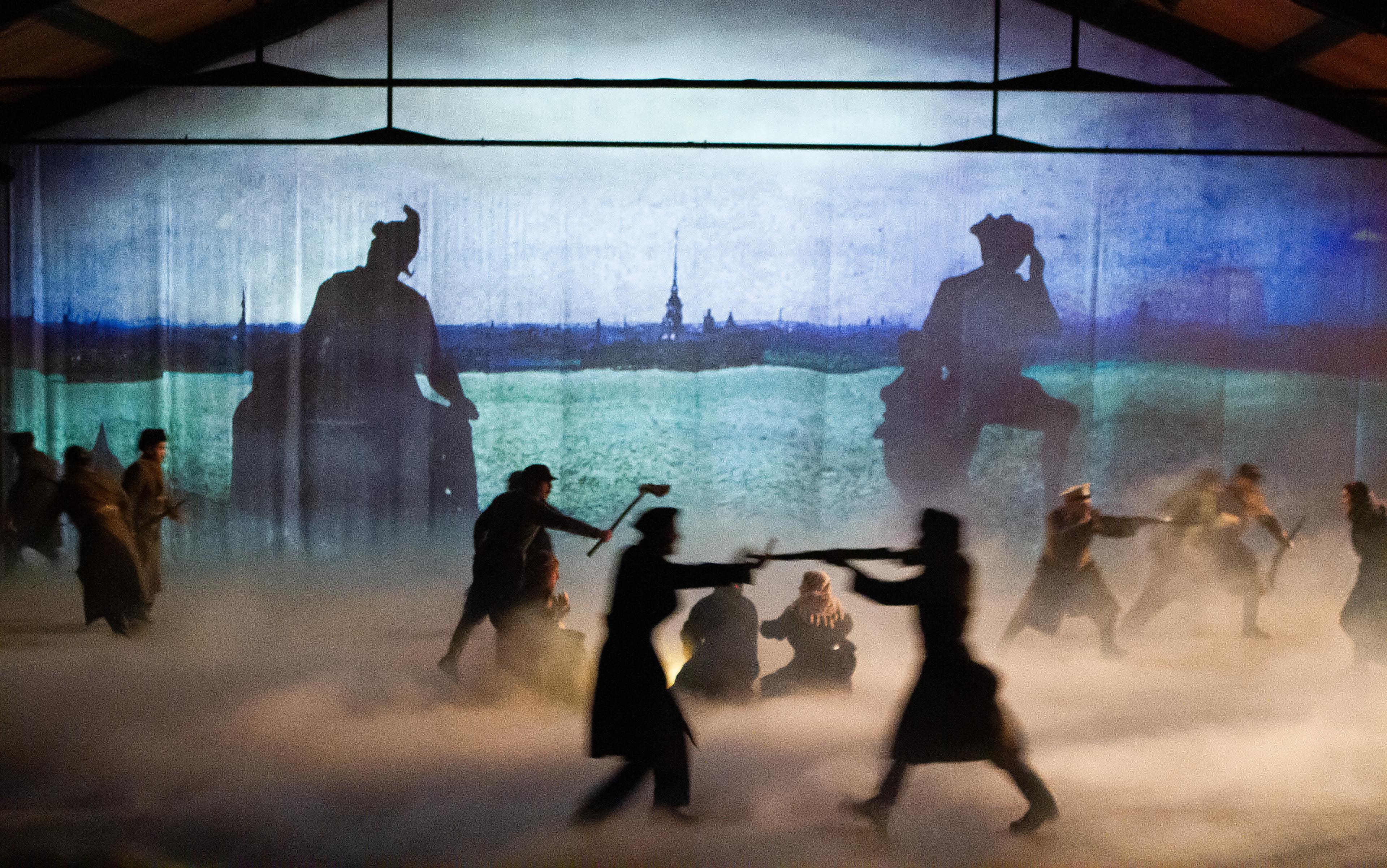 Der erste Teil des neuen Großprojekts: „Ici sont les Dragons – 1917 - La victoire était entre nos mains“ von Théâtre du Soleil in Abstimmung mit Hélène Cixous, Regie Ariane Mnouchkine. Foto Lucile Cocito, Archives Théâtre du Soleil