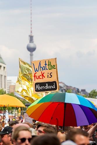 Glänzende Demo – Während sich die AfD am 27. Mai 2018 in Berlin-Mitte versammelte, formierte sich die Berliner Kulturszene auf dem Pariser Platz. Foto Fritz Engel / Zenit