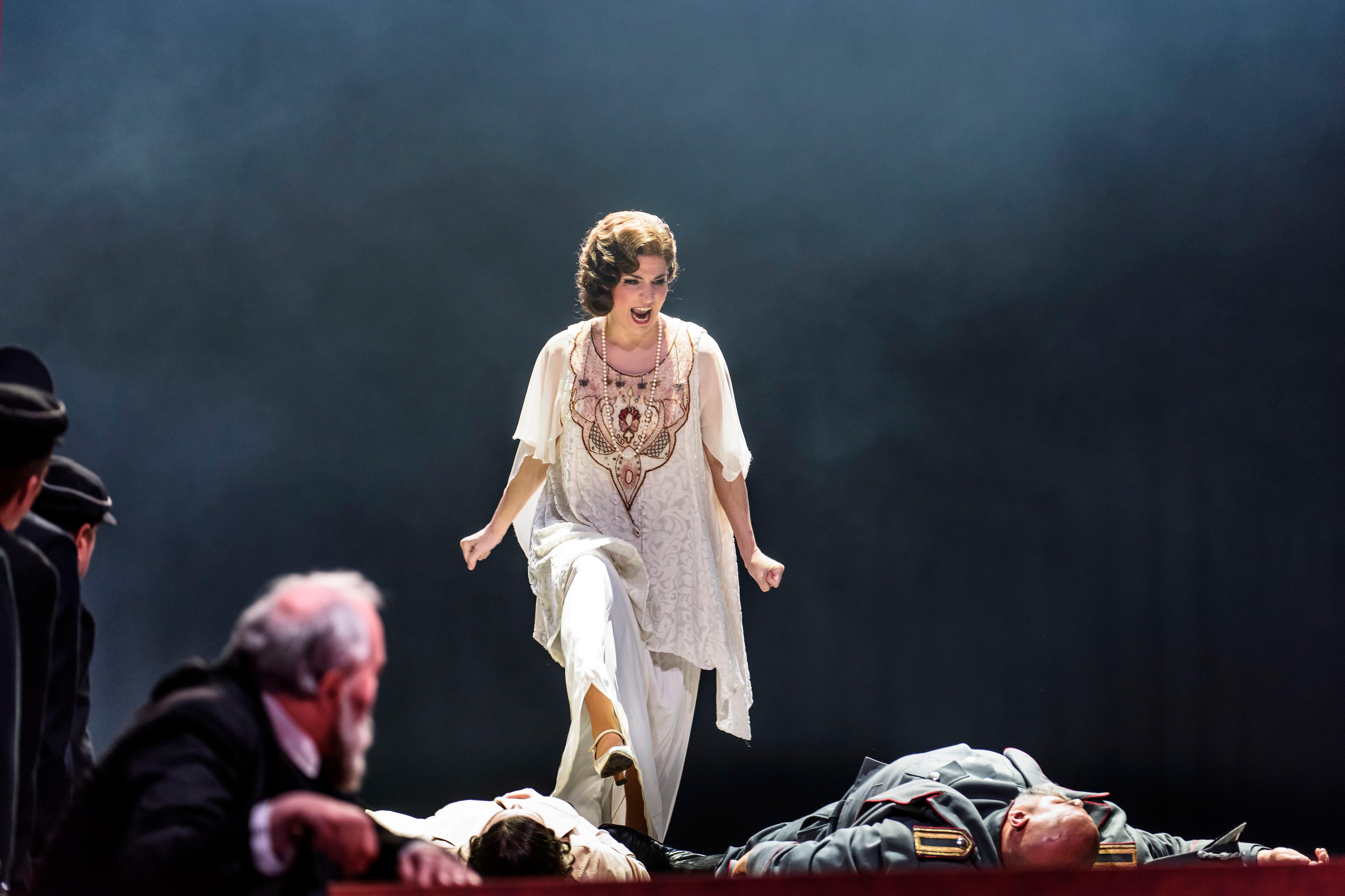 Ilia Papandreou als Klytaminestra in der Erfurter Inszenierung der Oper „Orestes“ von Felix Weingartner. 