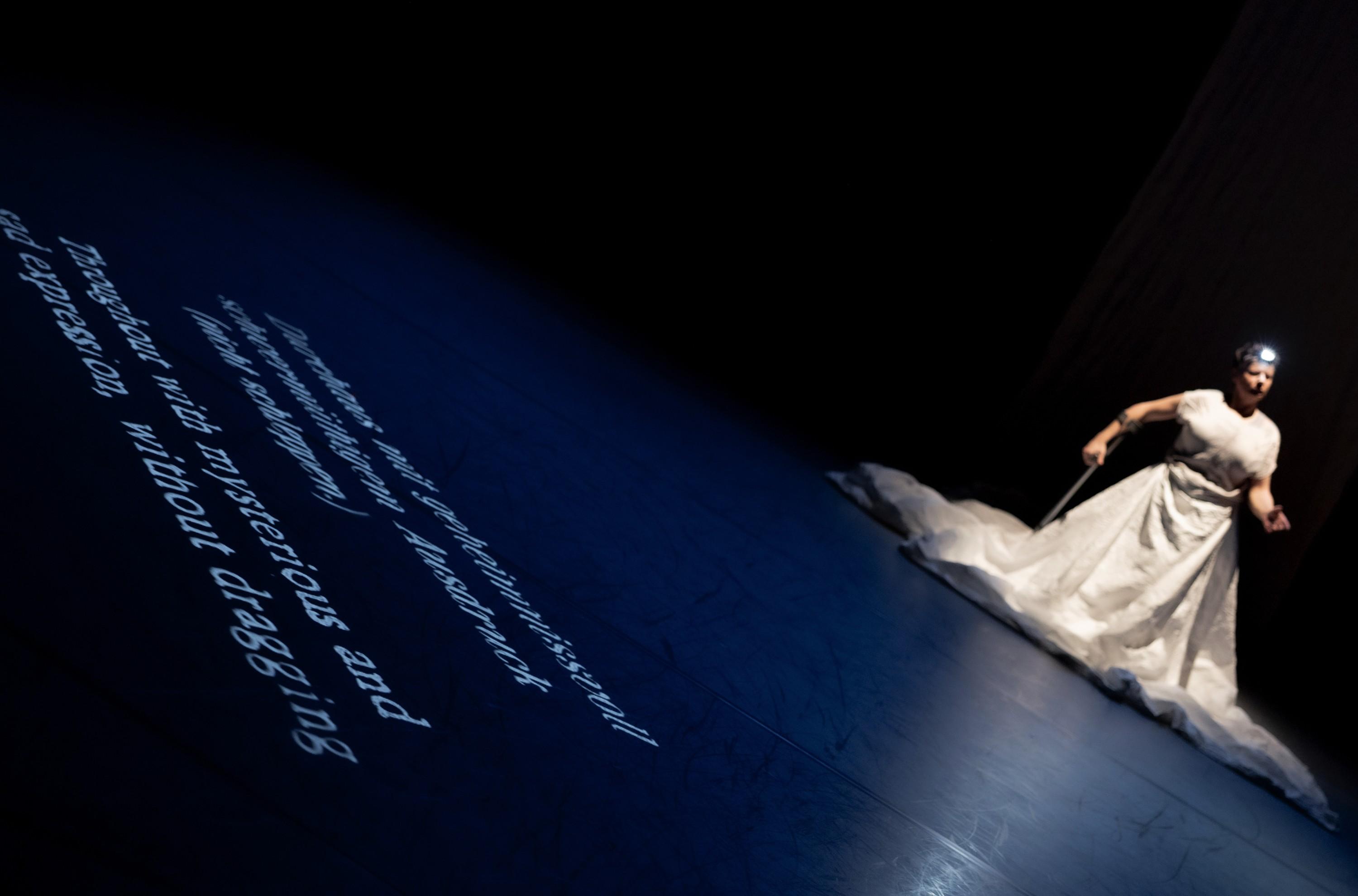 Claire Cunningham in „Songs of the Wayfarer“ beim Impulse-Festival 2025