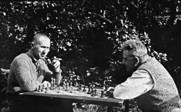 Pflege der Ermattungstaktik – Brecht und Benjamin beim Schach in Svendborg. Foto Akademie der Künste Berlin