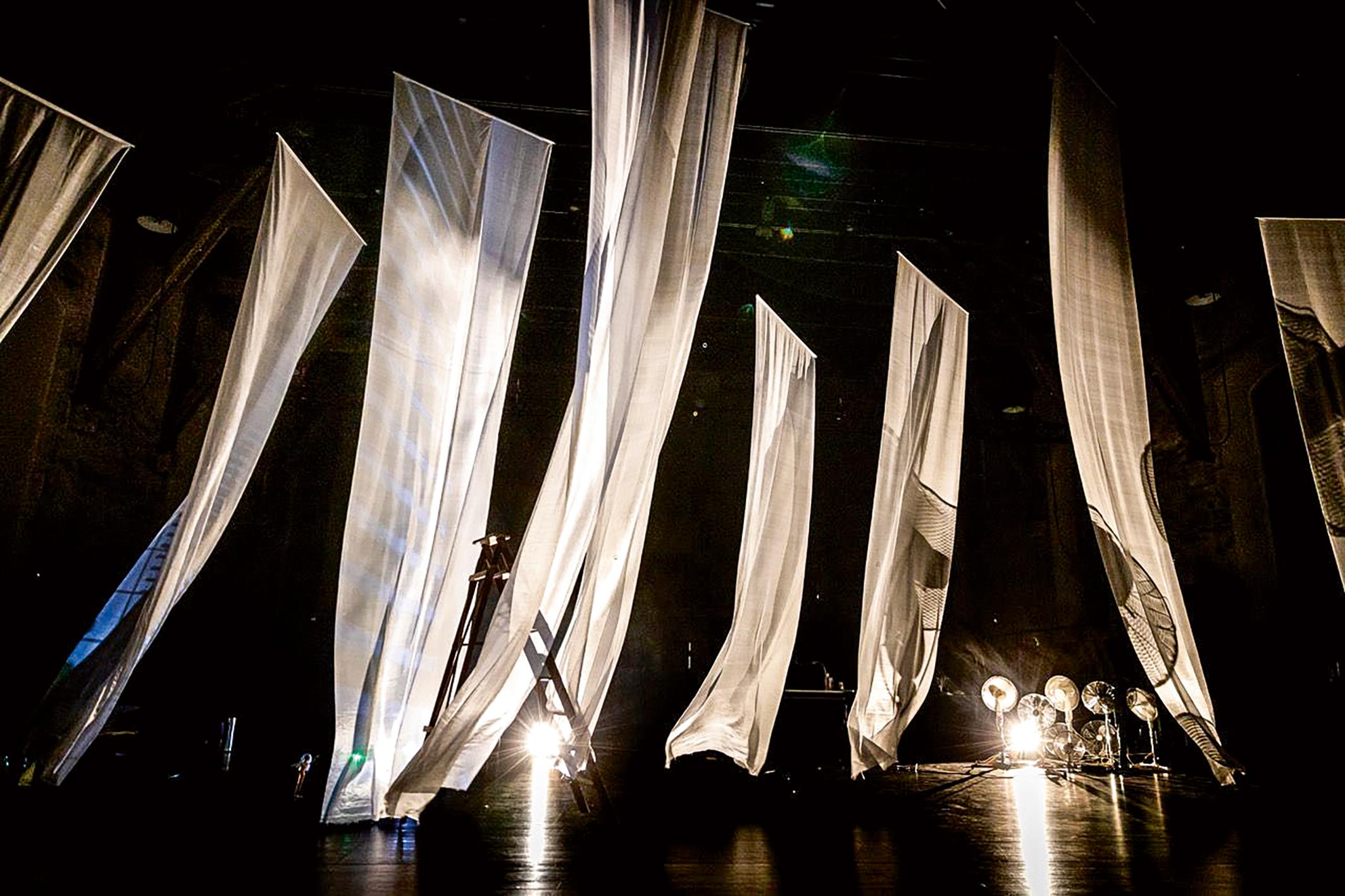 Versuchslabor, in dem Schatten das Sagen haben: Hansueli Trüb in der Inszenierung „Shadows“ an der Bühne Aarau. Foto Chris Iseli
