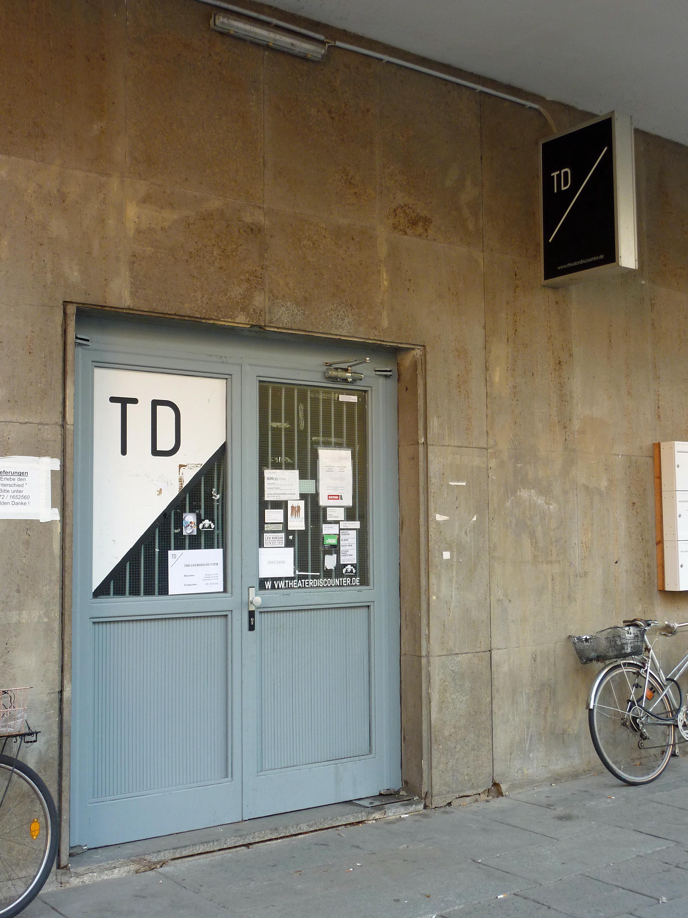 Hauseingang zum Theaterdiscounter (TD) und Nebeneingang in der Klosterstraße 44, Berlin-Mitte