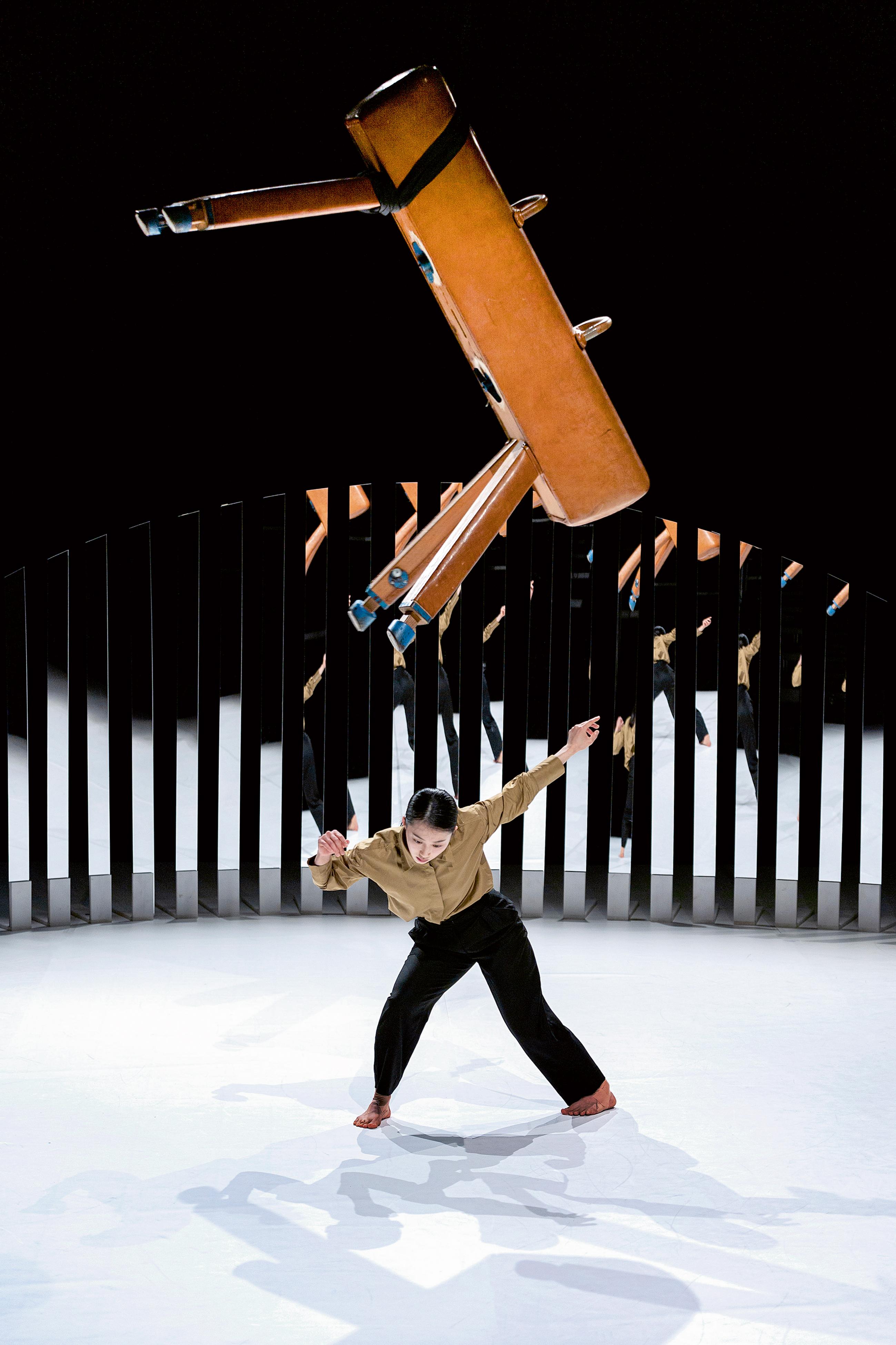 Mijin Kim in der Produktion „CIRCULAR VERTIGO“. Eine Koproduktion von Overhead Project mit dem Ringlokschuppen Ruhr.