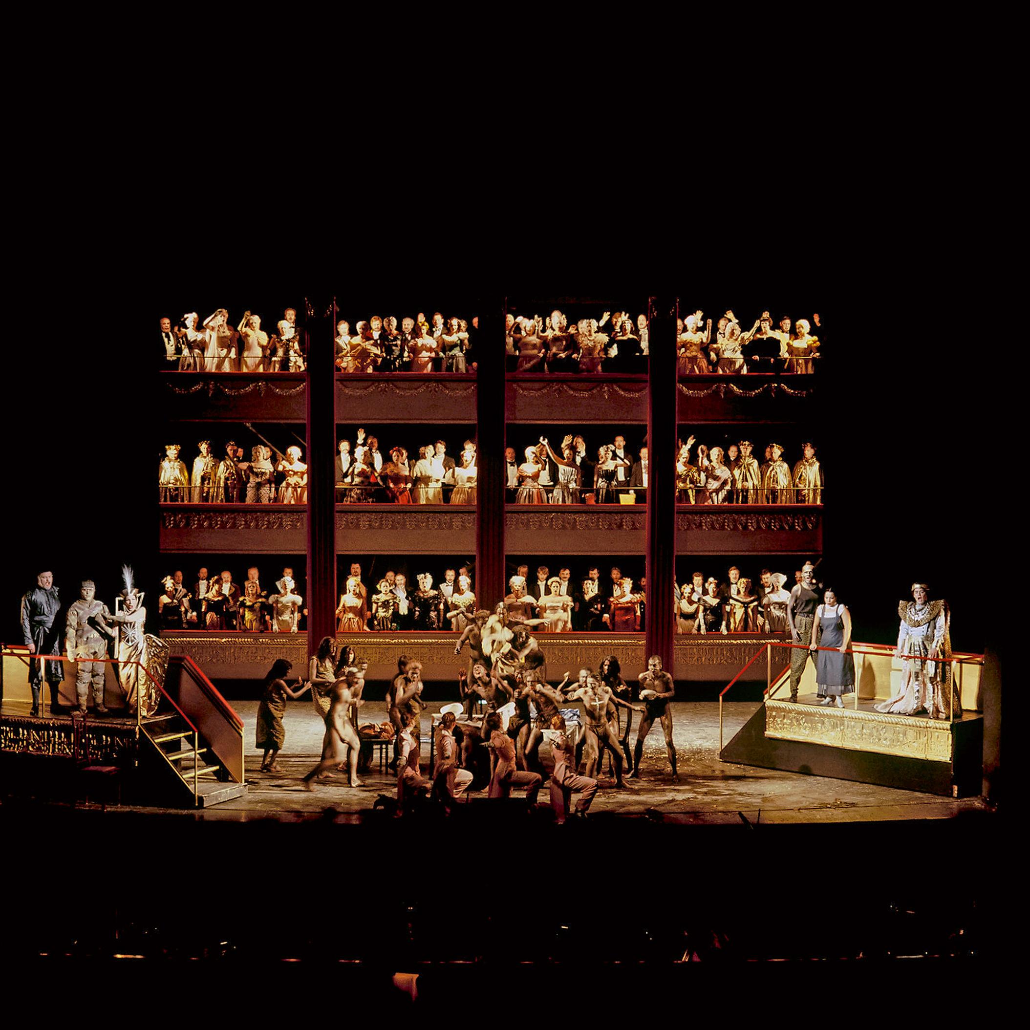 Für die „Aida“-Inszenierung von Hans Neuenfels an der Frankfurter Oper 1981 hat der Bühnenbildner Erich Wonder spiegelbildliche Opernränge auf die Bühne bauen lassen. Foto Mara Eggert/Theatermuseum München