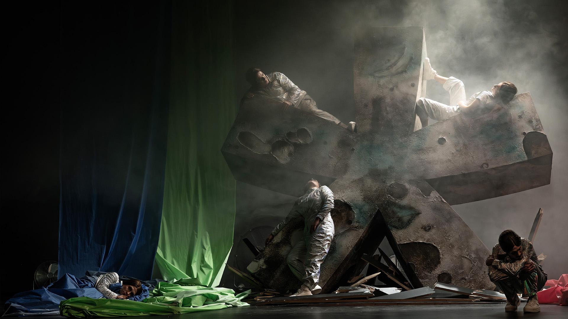 Ein Genderstern wie ein Meteorit: „Orlando“ in der Regie von Olivier Keller am Theater Orchester Biel Solothurn. Foto Joel Schweizer