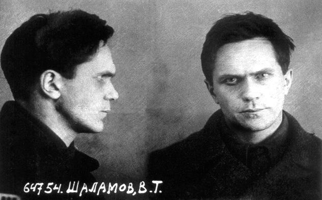 Foto: Von NKVD - Official NKVD photo from Varlam Shalamow personal file after arrest 1937, Gemeinfrei, https://commons.wikimedia.org/w/index.php?curid=44219046