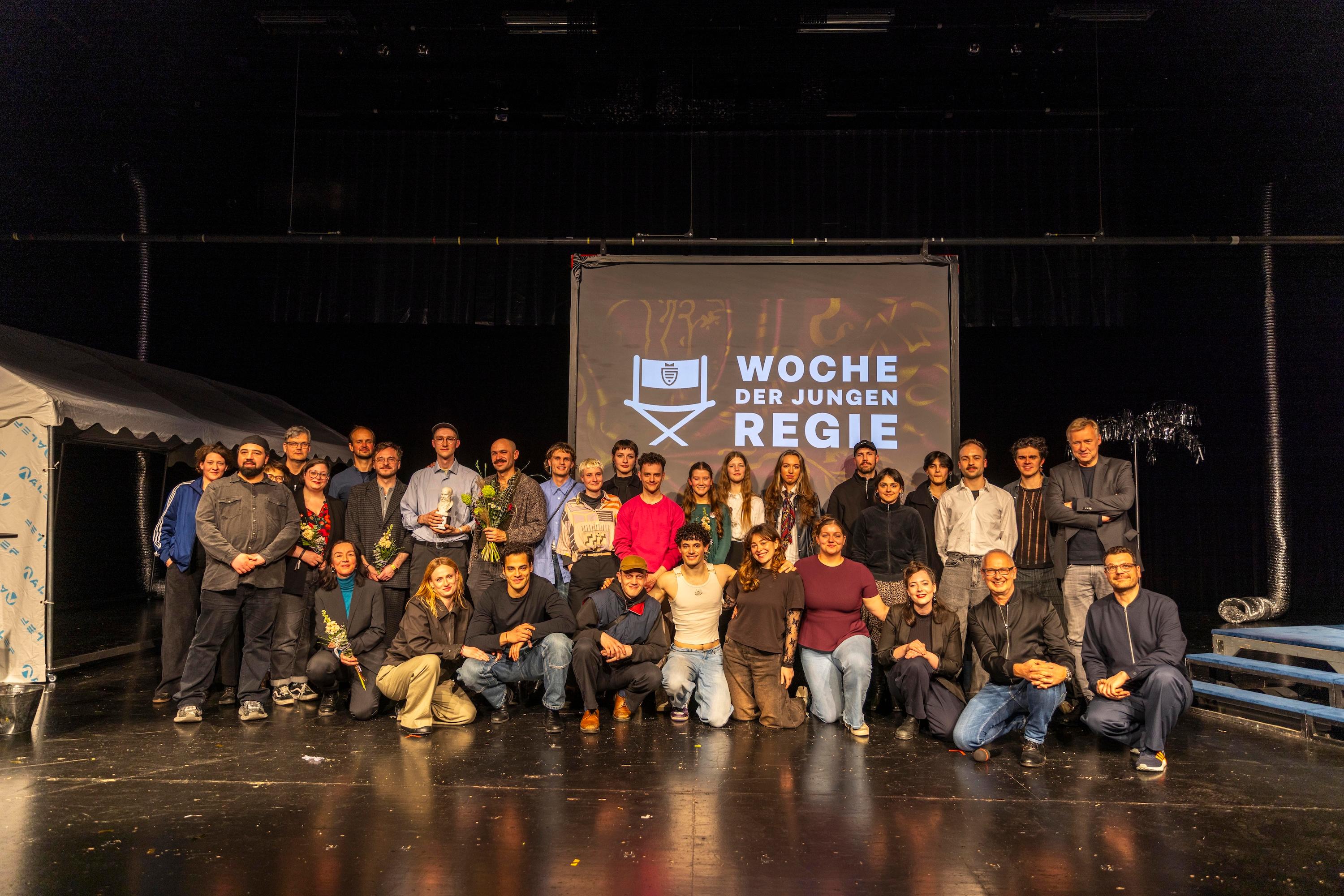 Alle Regieteams, Jurys und Organisator:innen der ersten Woche der jungen Regie am Staatstheater in Meiningen.