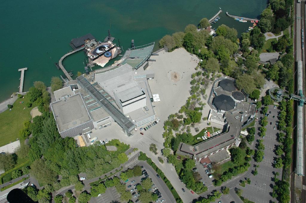 Die Seebühne und das Festspielhaus der Bregenzer Festspiele in Bregenz (Österreich) in einer Luftaufnahme.