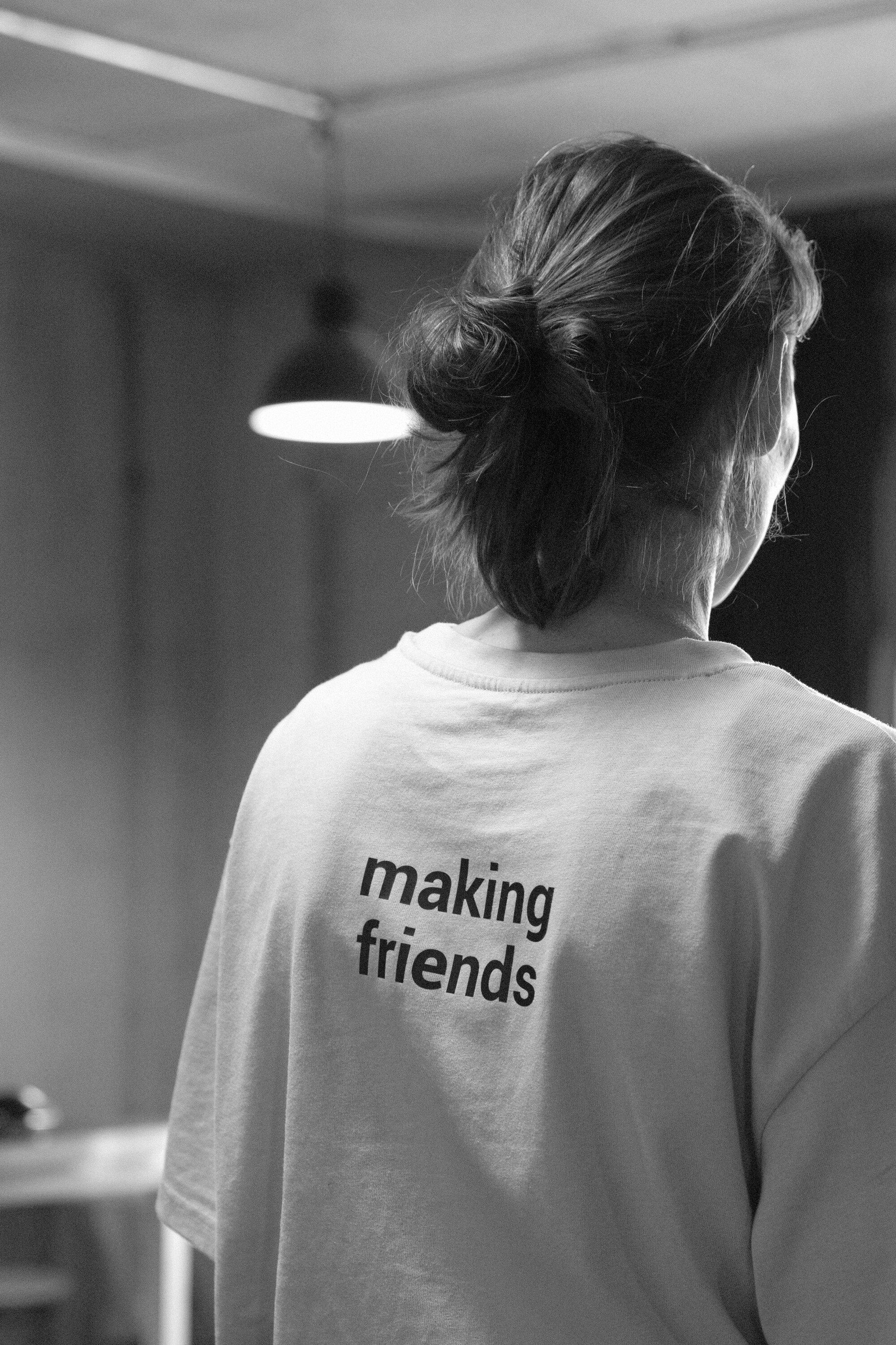 Spieler:in in der Inszenierung making friends im Ladenlokal des Masterstudiengangs Spiel und Objekt.