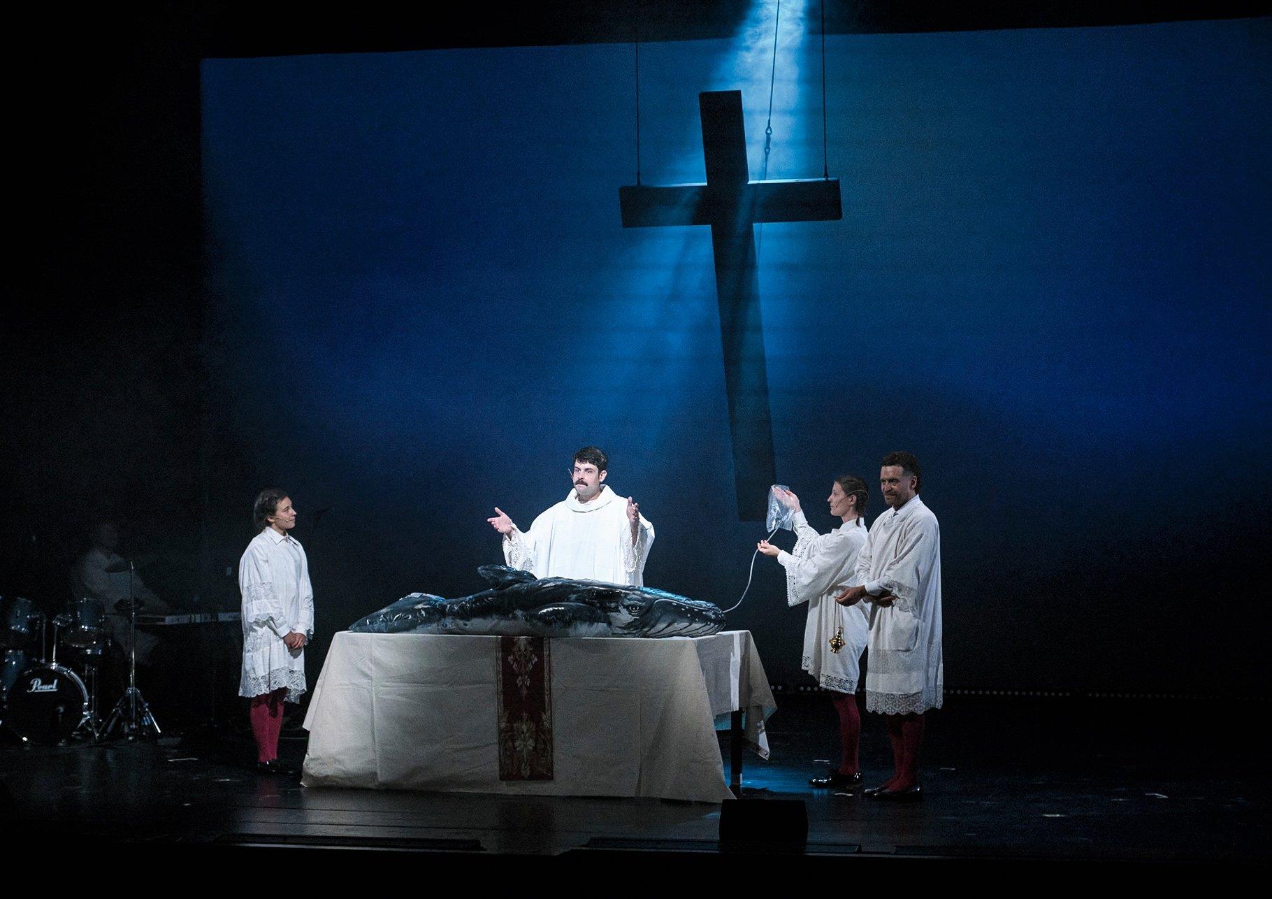 Anna Krestel, Noah Amiri Tomiak, Anna Köllner und Enrique Fiß in „Timmy – Die Hope stirbt zuletzt“ in der Regie von Alexander Klessinger am Ernst Deutsch Theater, Hamburg