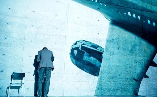 Eindruck des Authentischen – Ferdinand von Schirachs Gerichtsdrama „Terror“ am Deutschen Theater Berlin und am Schauspiel Frankfurt vertuscht das Fiktionale seiner Geschichte mit scheinbar dokumentarischen Details. Foto (Berlin): Arno Declair