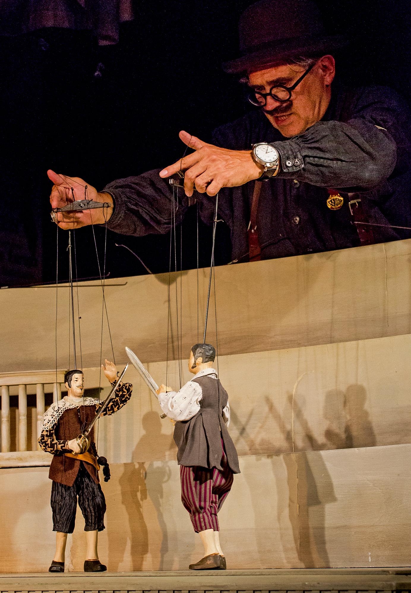 Eine im Puppentheater wohl einzigartige Drehbühne: „Don Juan oder Der steinerne Gast“ in der Regie von Antje König, Puppenspiel Karl Huck an der Seebühne Hiddensee. Foto Martin Weinhold